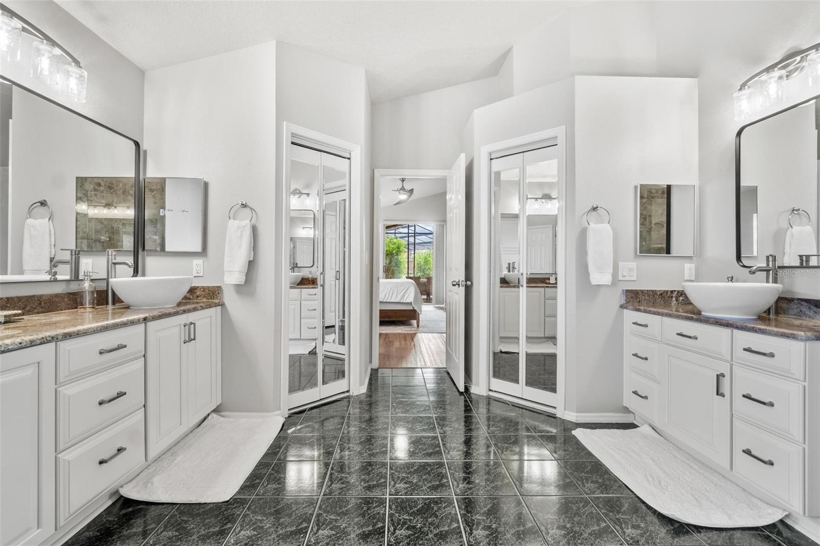 Listing photo id 17 for 10031 Colonnade Drive
