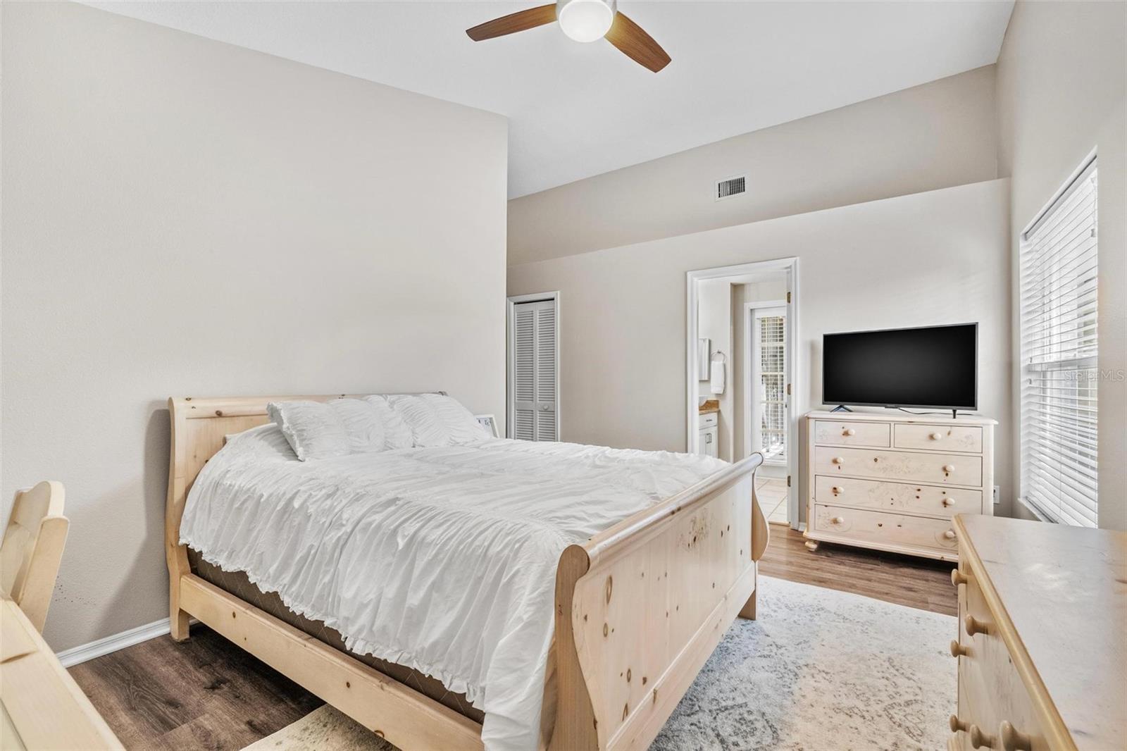Listing photo id 20 for 10031 Colonnade Drive