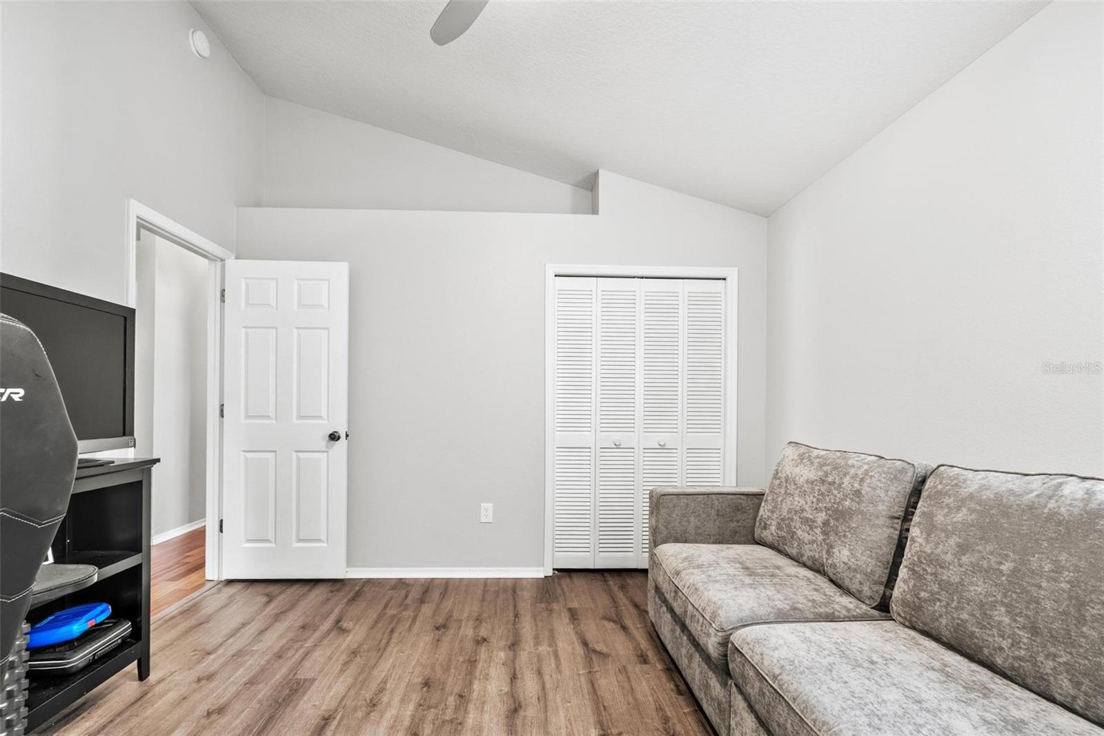 Listing photo id 23 for 10031 Colonnade Drive