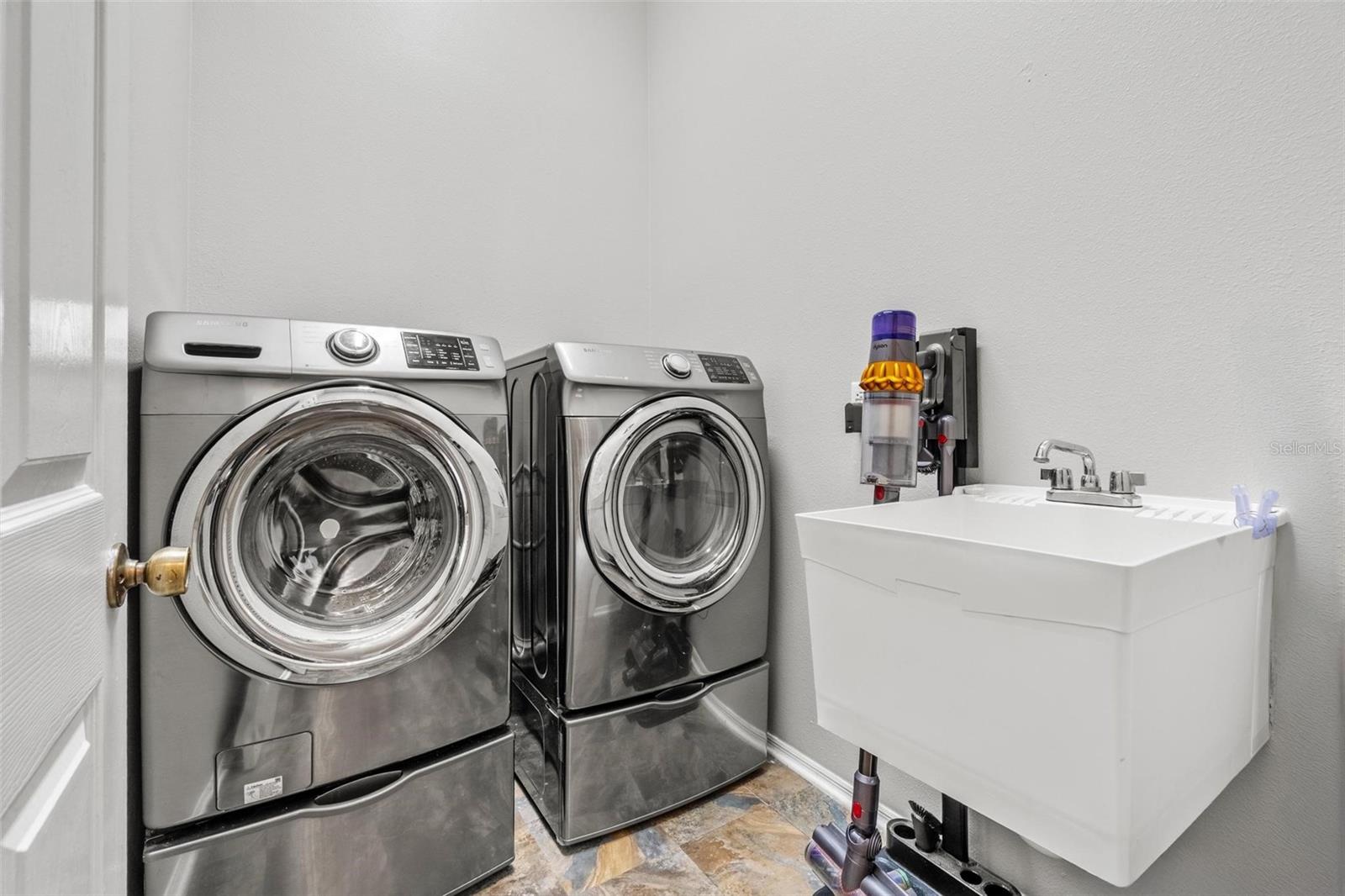 Listing photo id 25 for 10031 Colonnade Drive