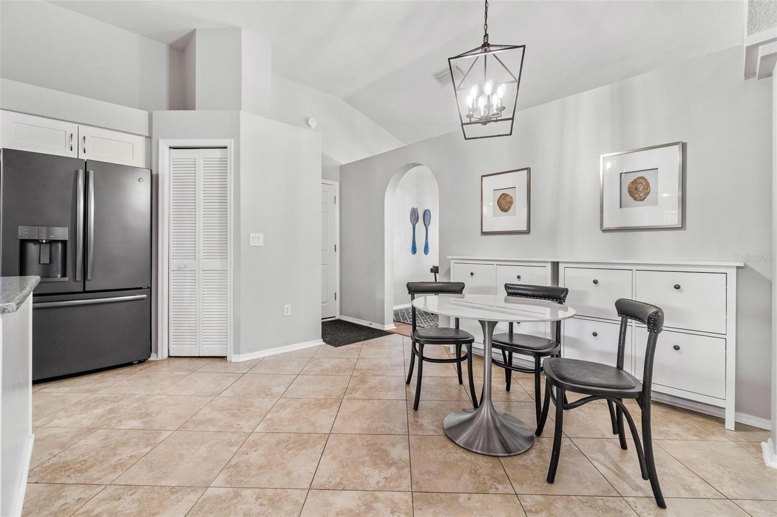 Listing photo id 27 for 10031 Colonnade Drive
