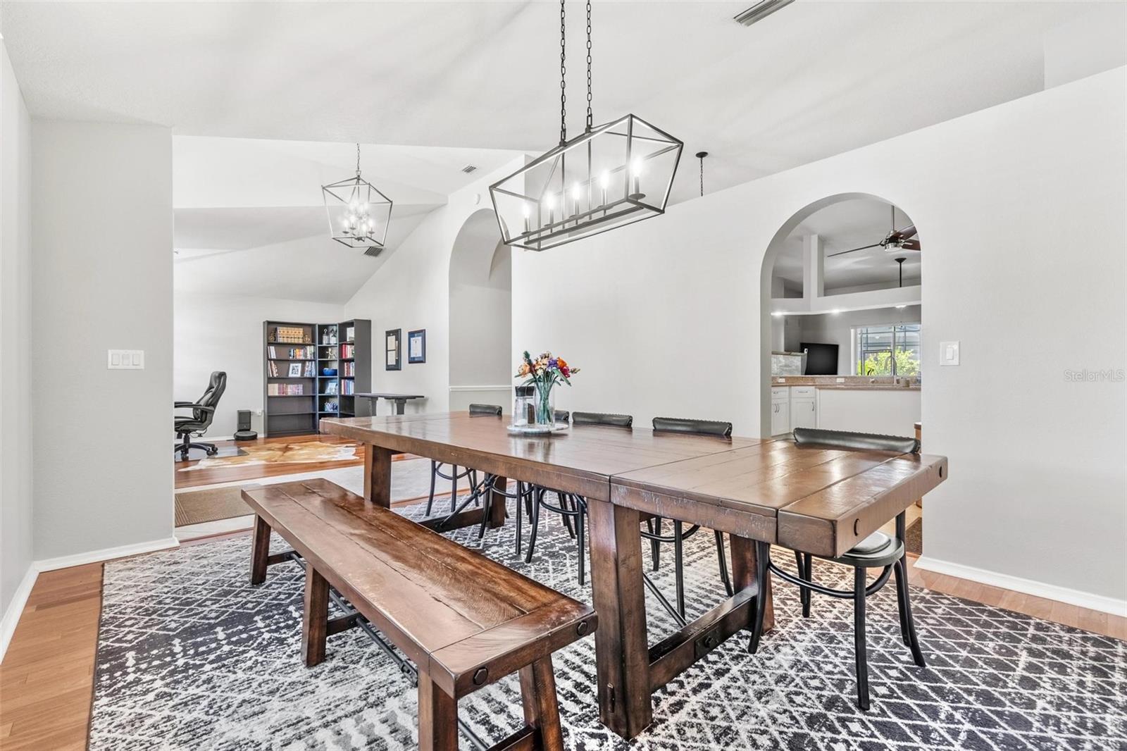 Listing photo id 31 for 10031 Colonnade Drive