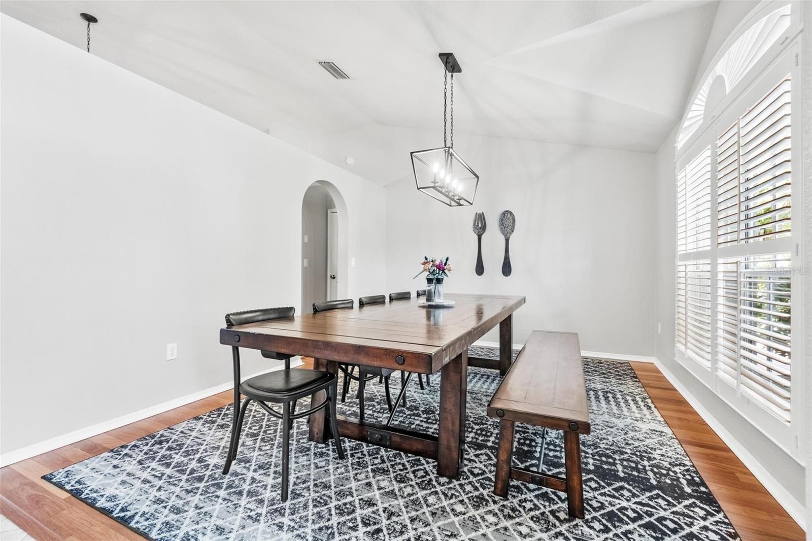 Listing photo id 32 for 10031 Colonnade Drive