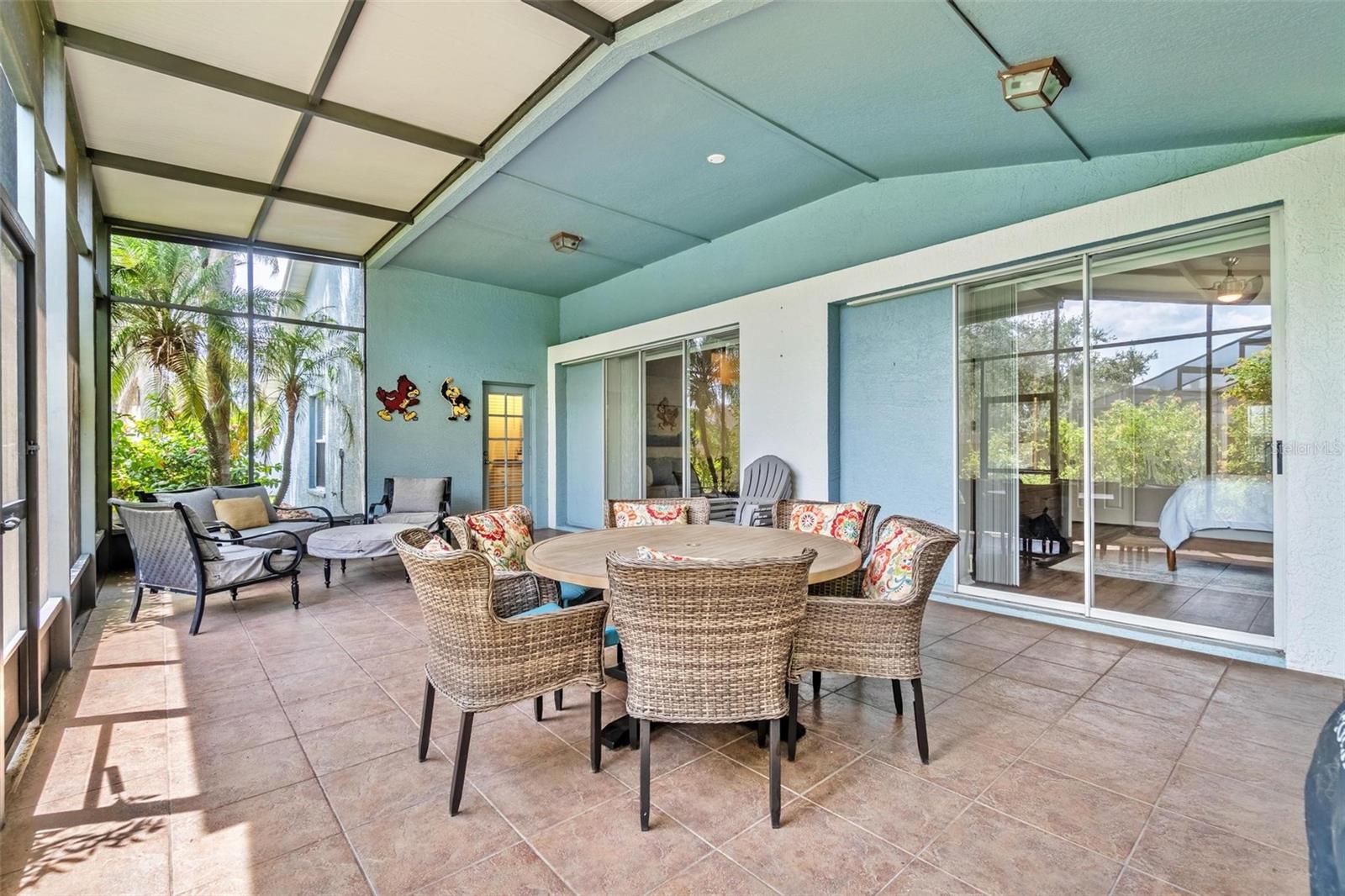 Listing photo id 34 for 10031 Colonnade Drive