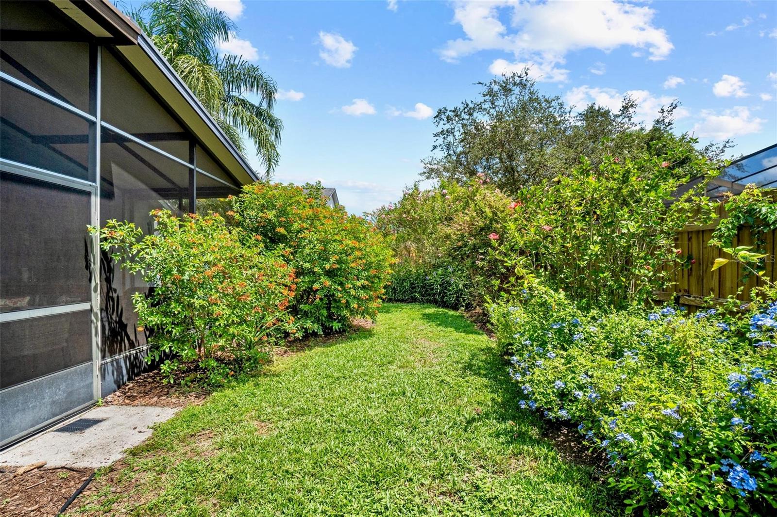 Listing photo id 36 for 10031 Colonnade Drive