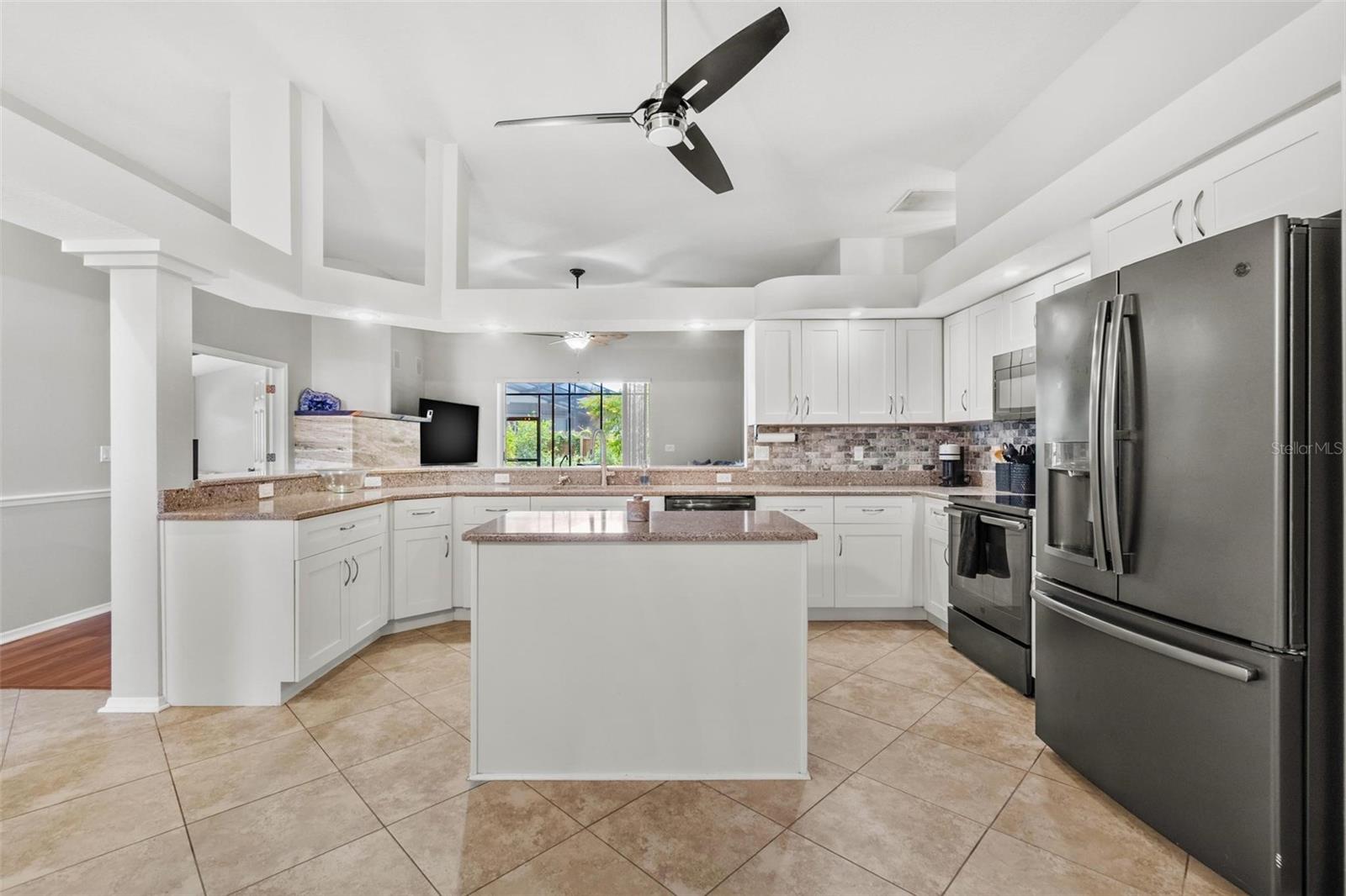 Listing photo id 5 for 10031 Colonnade Drive