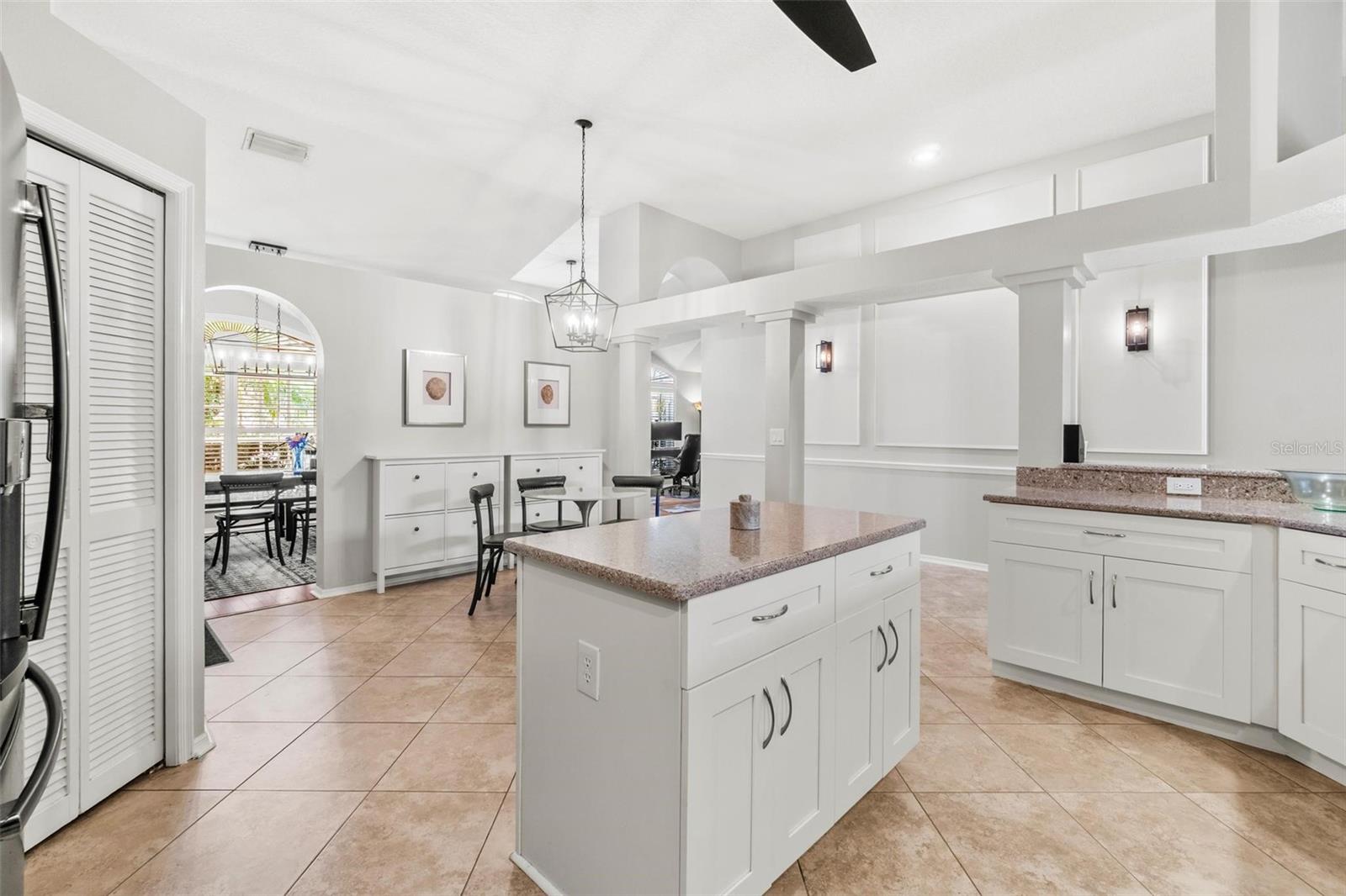 Listing photo id 6 for 10031 Colonnade Drive