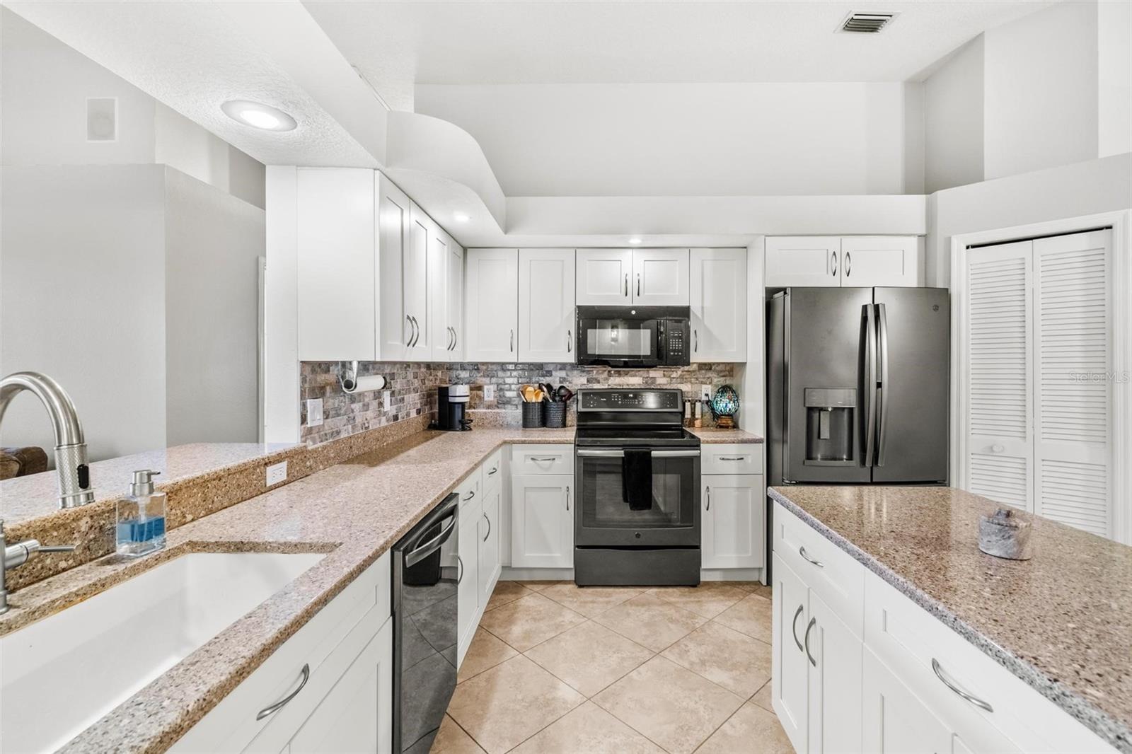 Listing photo id 7 for 10031 Colonnade Drive