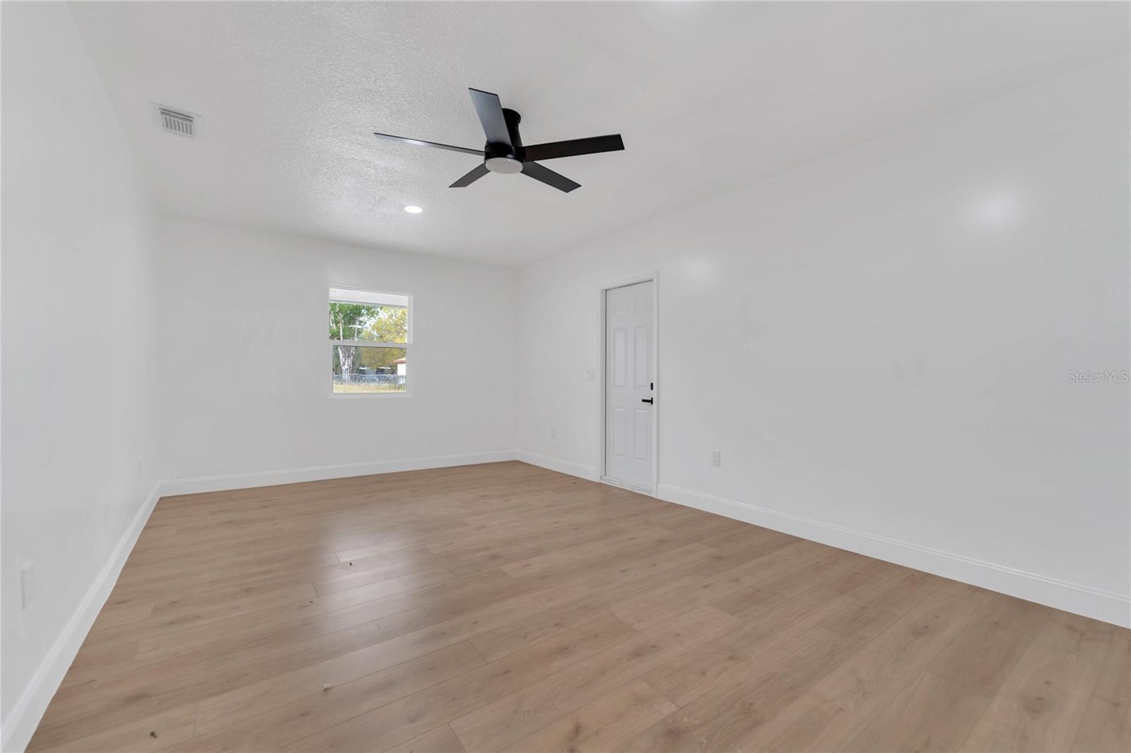 Listing photo id 8 for 3781 Hiawatha Terrace