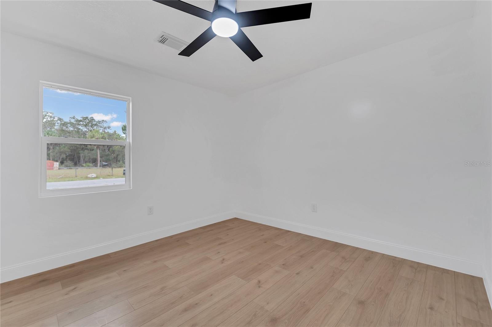Listing photo id 10 for 3781 Hiawatha Terrace