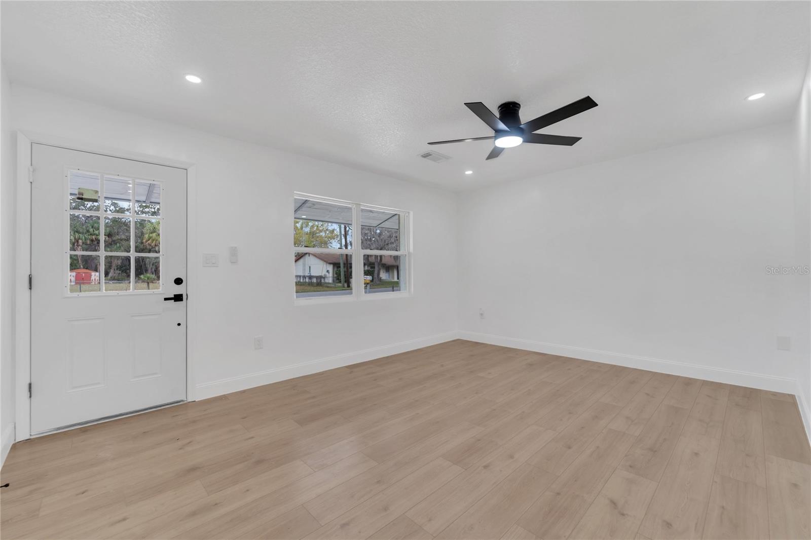 Listing photo id 2 for 3781 Hiawatha Terrace