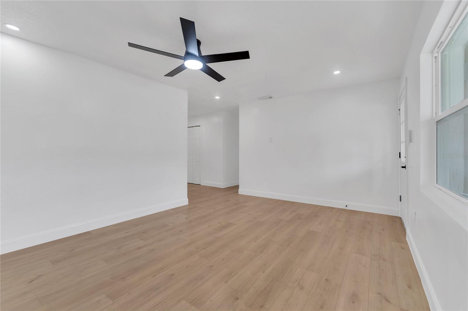 Listing photo id 3 for 3781 Hiawatha Terrace