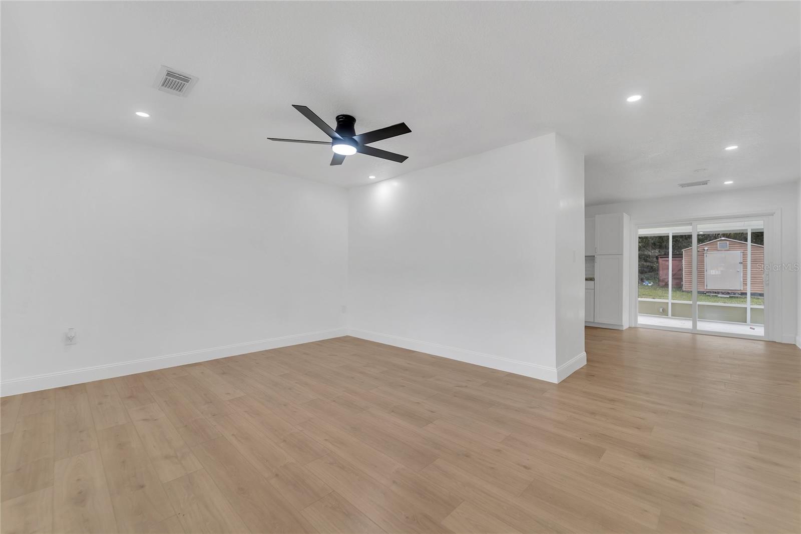 Listing photo id 4 for 3781 Hiawatha Terrace