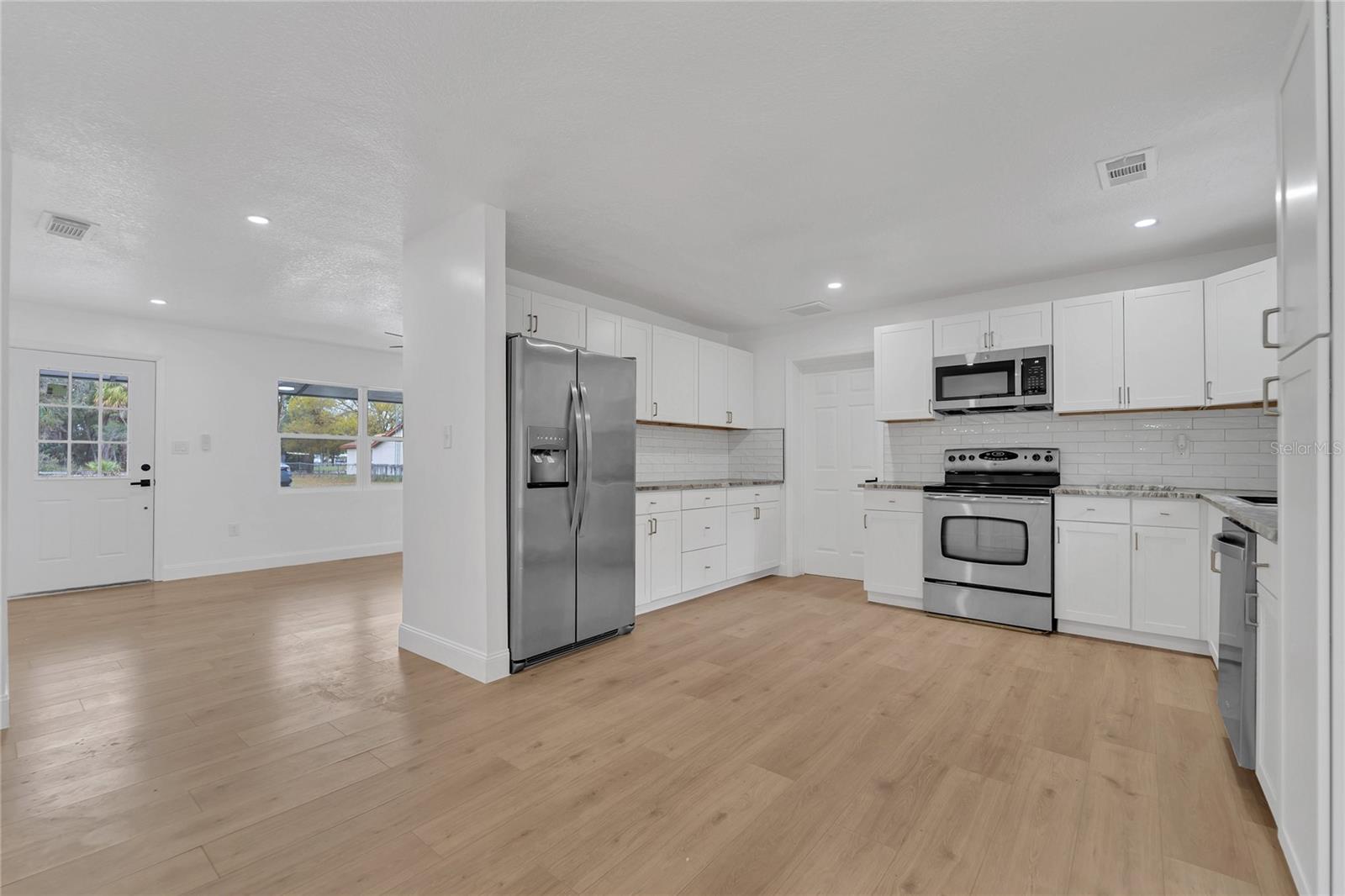 Listing photo id 5 for 3781 Hiawatha Terrace