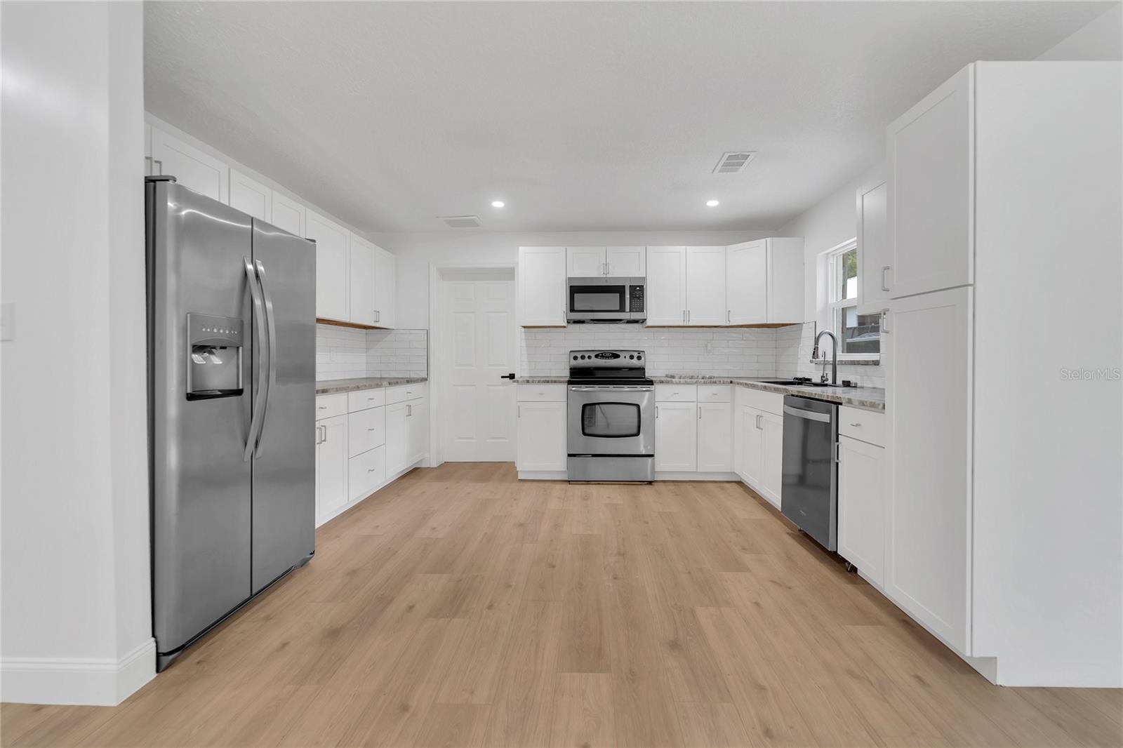 Listing photo id 6 for 3781 Hiawatha Terrace