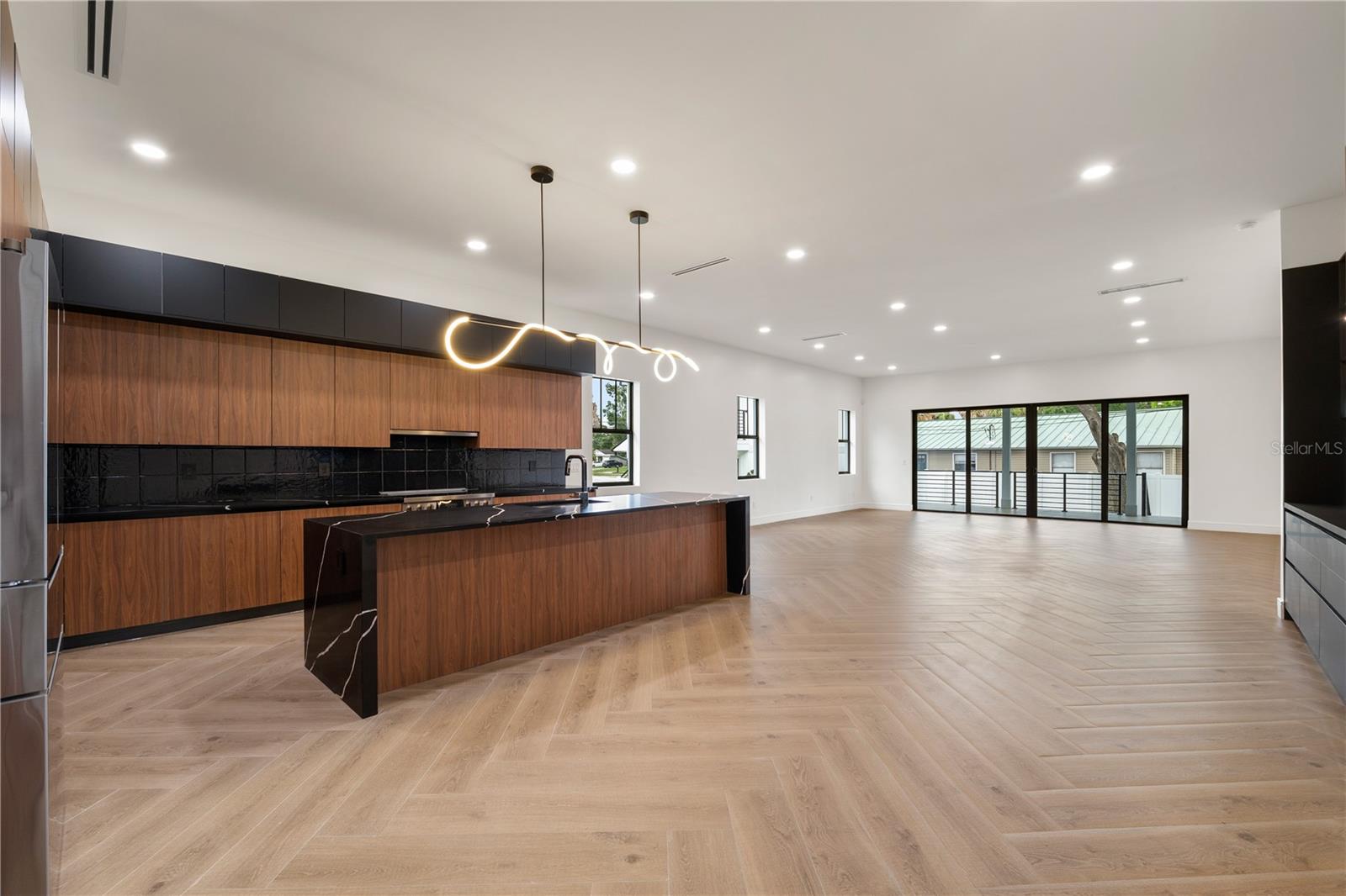 Listing photo id 9 for 403 Park Boulevard