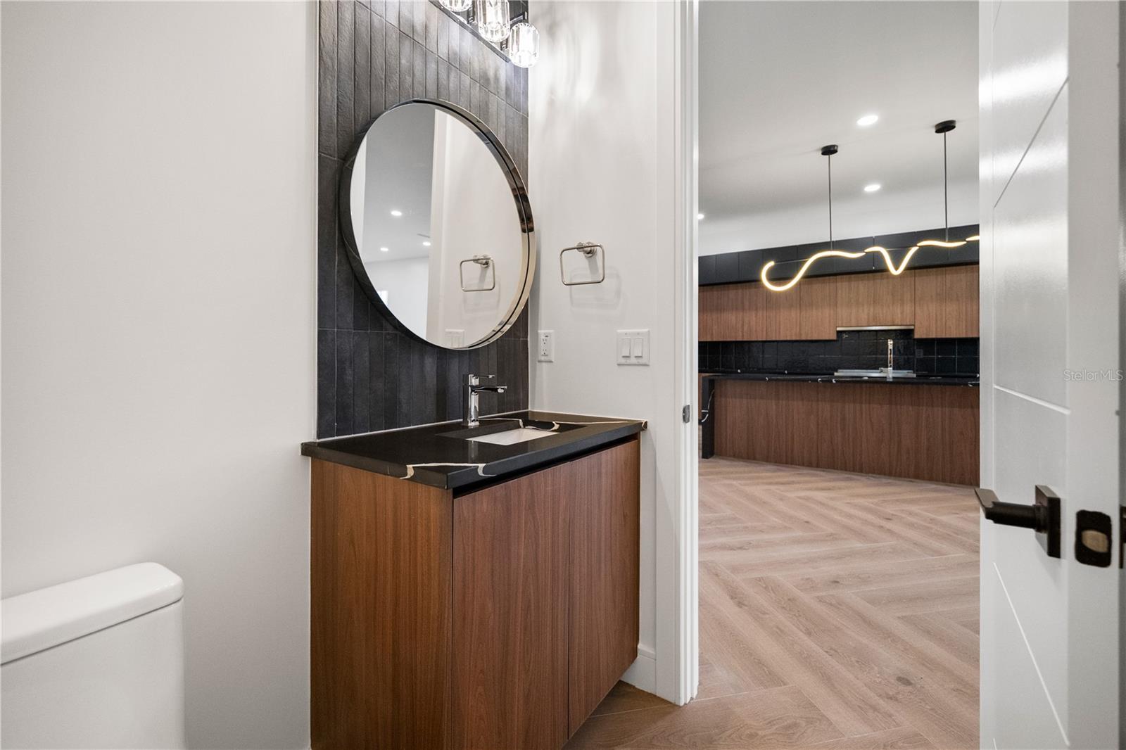 Listing photo id 10 for 403 Park Boulevard