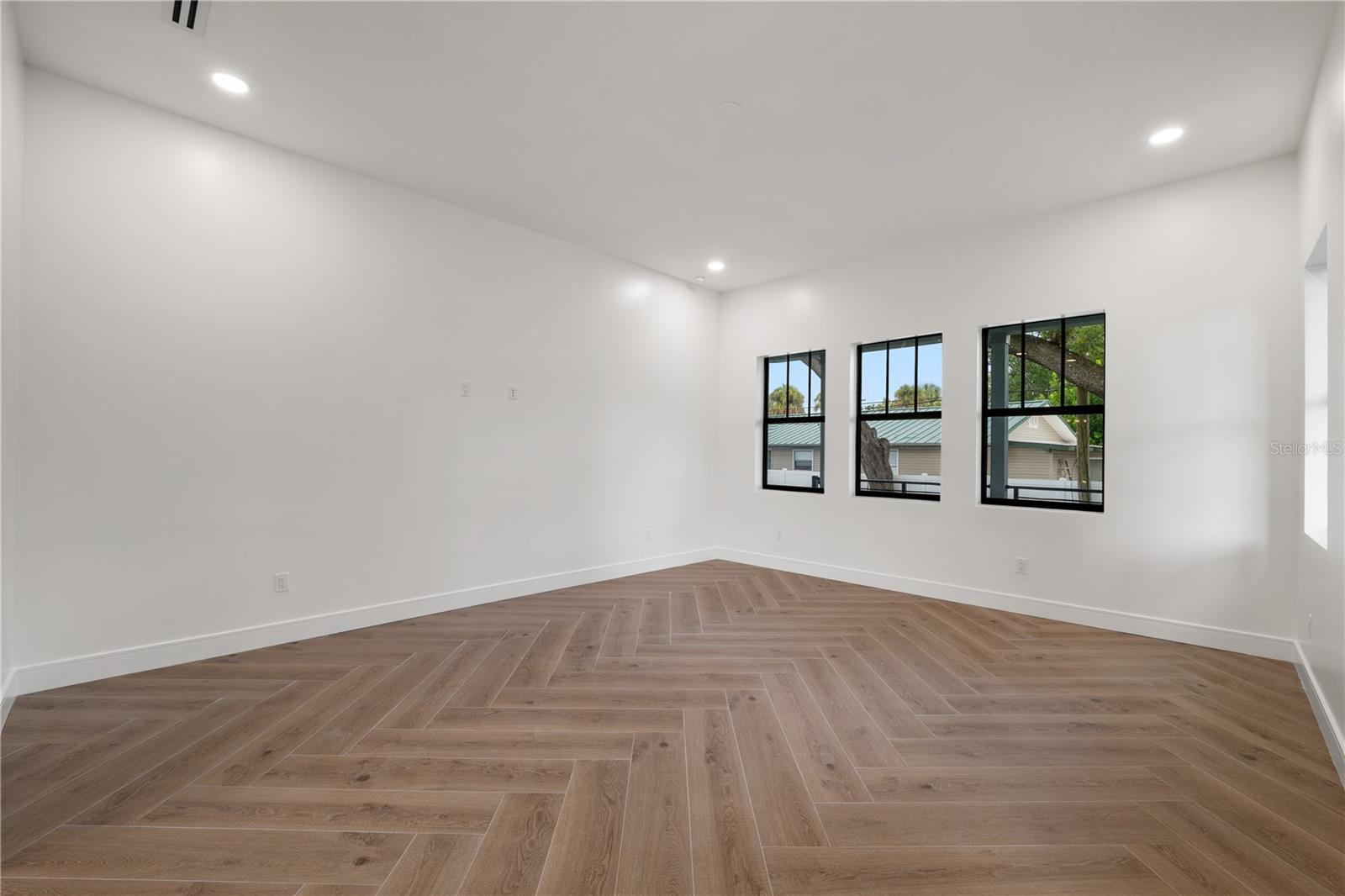 Listing photo id 12 for 403 Park Boulevard