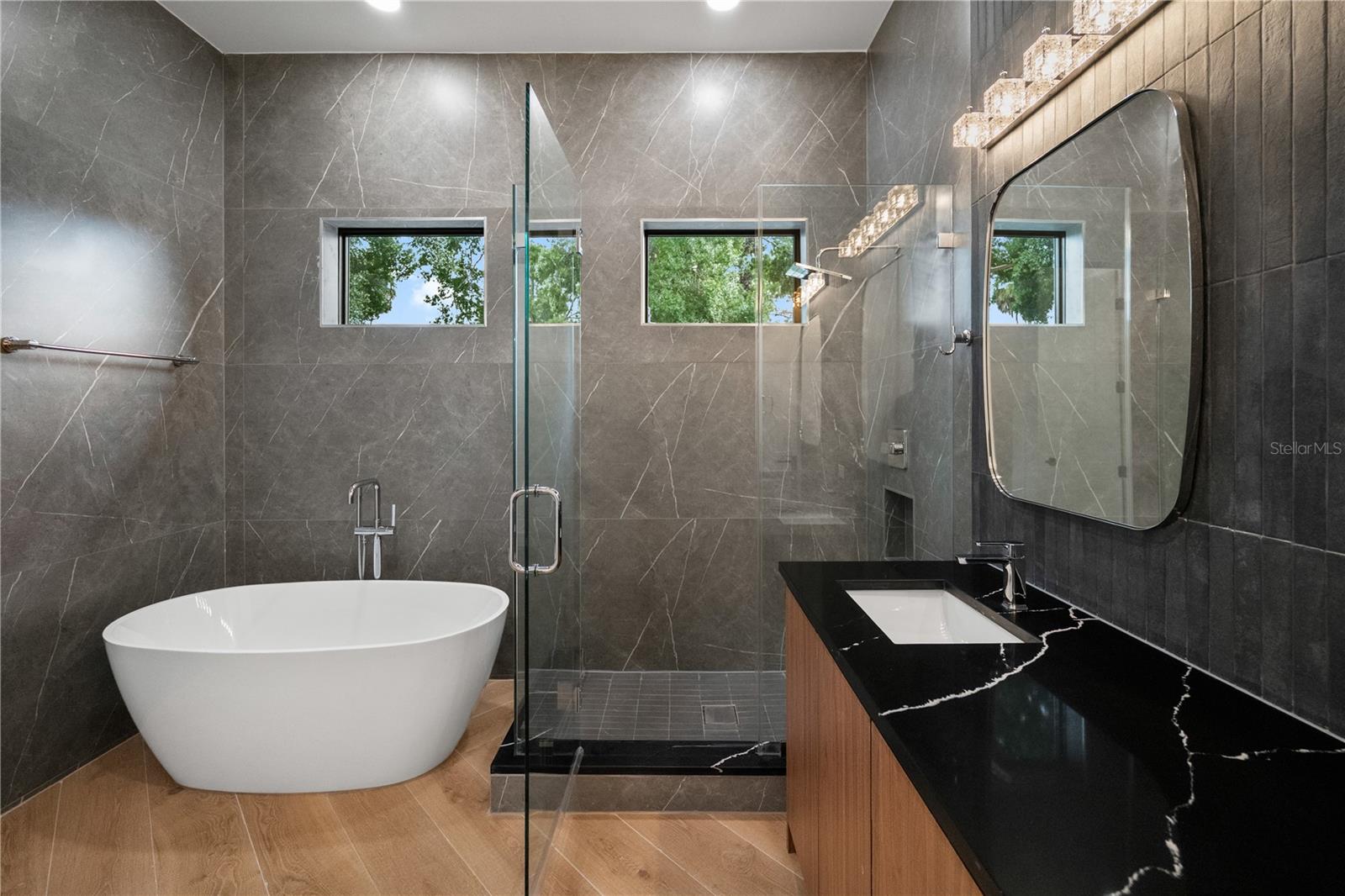 Listing photo id 15 for 403 Park Boulevard