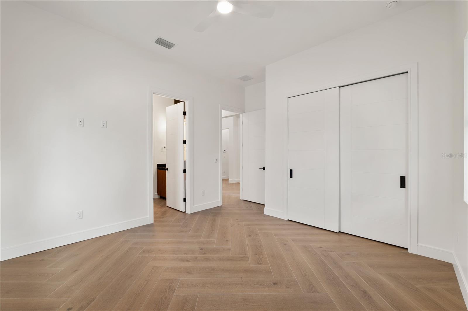 Listing photo id 17 for 403 Park Boulevard