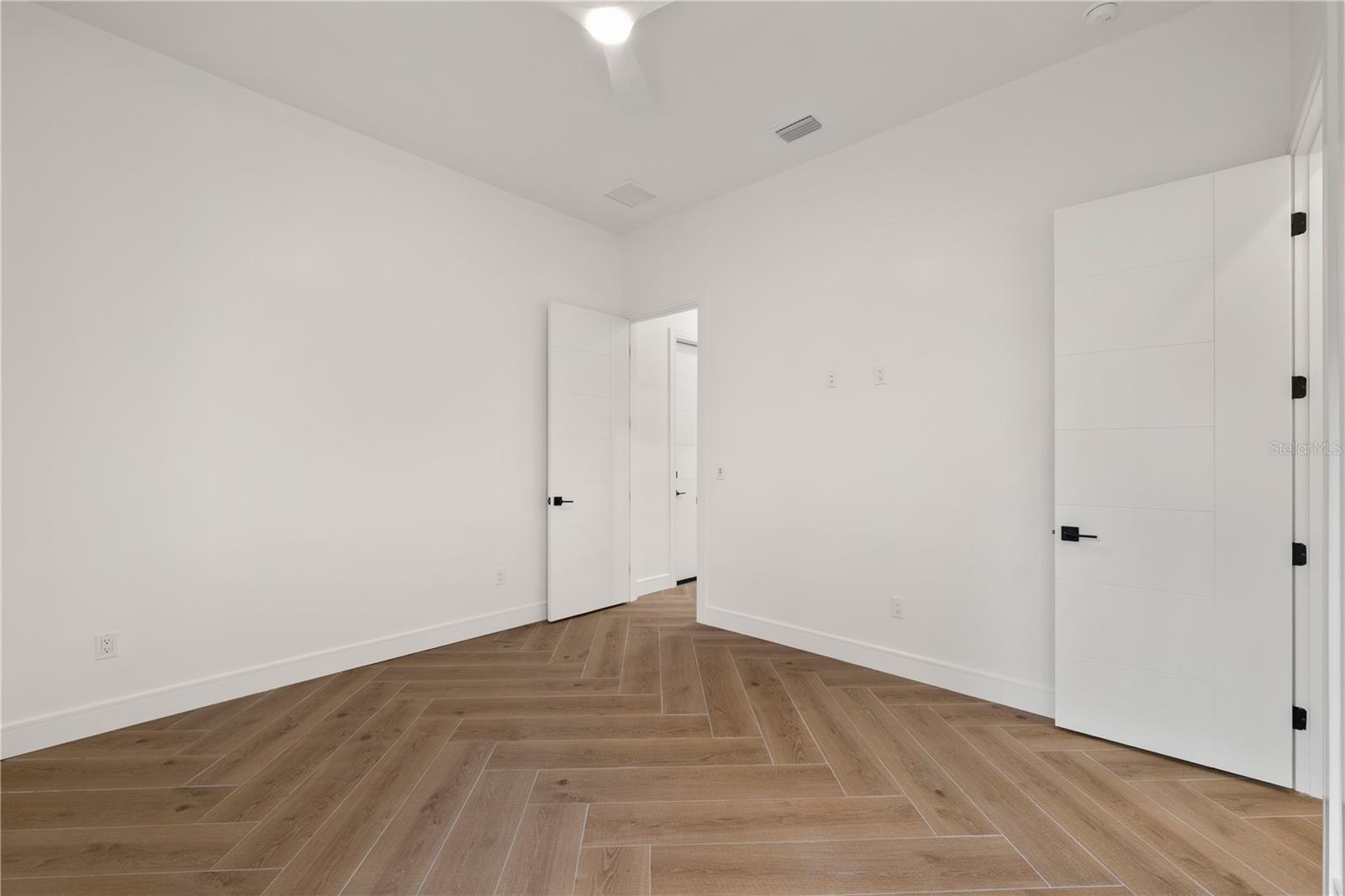 Listing photo id 19 for 403 Park Boulevard