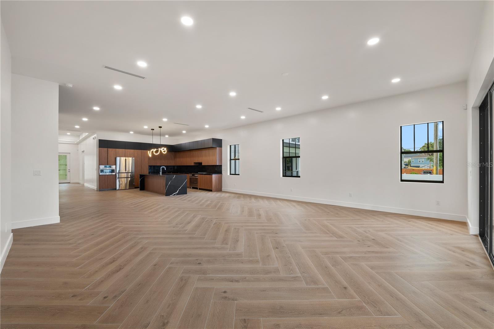 Listing photo id 3 for 403 Park Boulevard