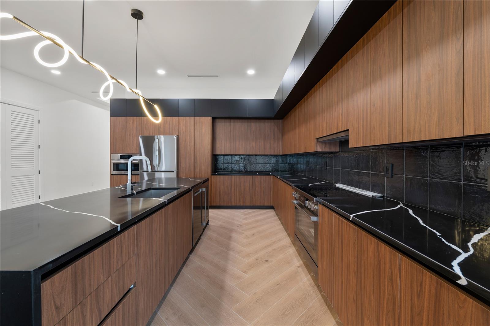 Listing photo id 5 for 403 Park Boulevard