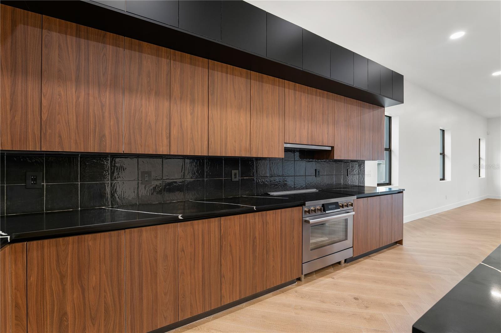 Listing photo id 7 for 403 Park Boulevard