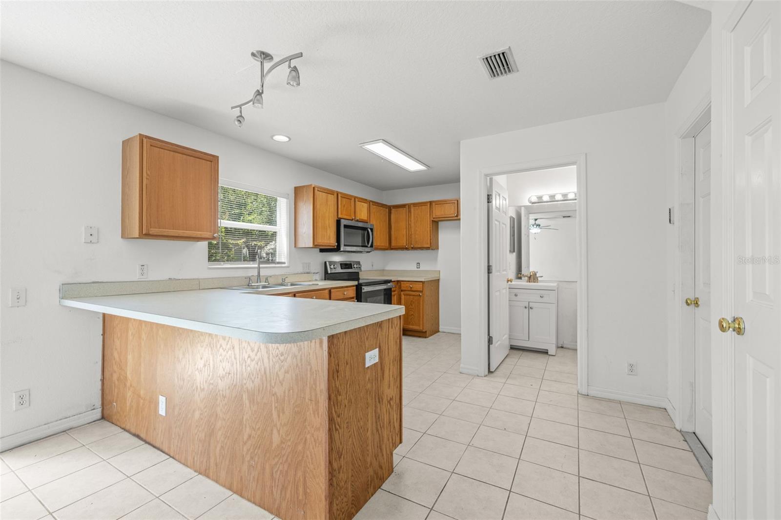 Image 8 of 29 For 8010 Thoroughbred Loop