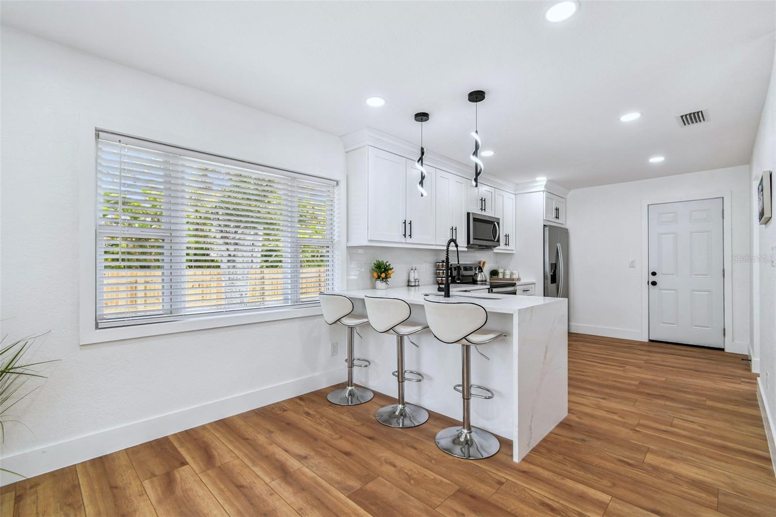Image 18 of 81 For 4657 5th Avenue N