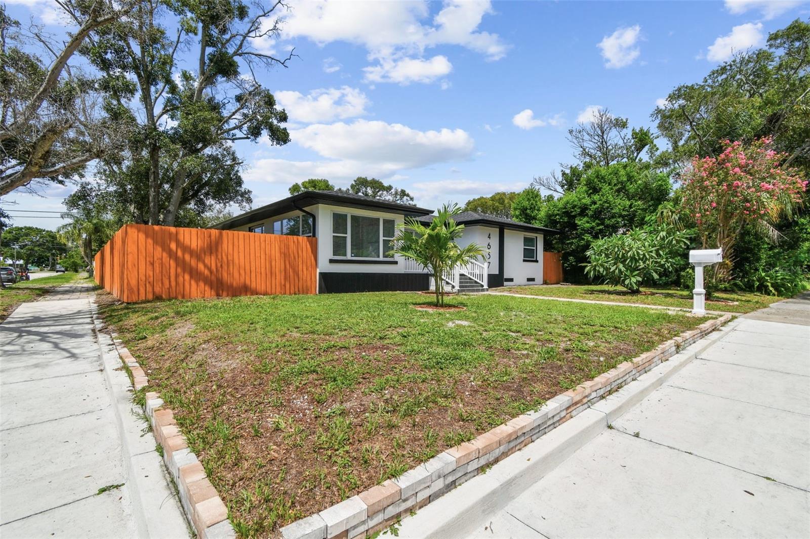 Image 4 of 81 For 4657 5th Avenue N