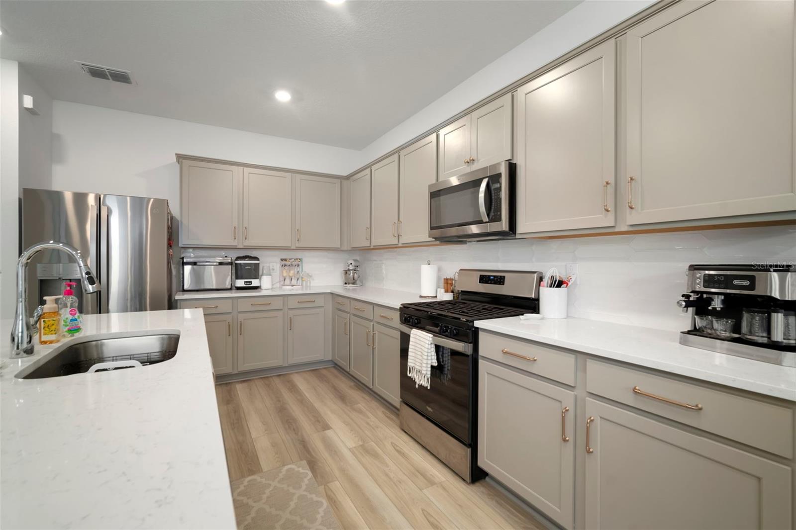Listing photo id 12 for 3886 Maple Bay Lane