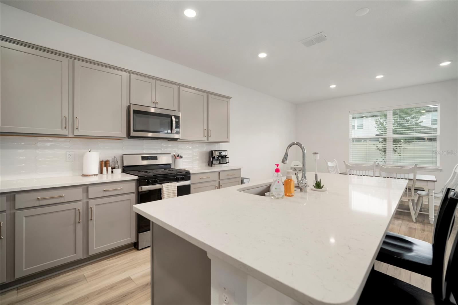 Listing photo id 13 for 3886 Maple Bay Lane