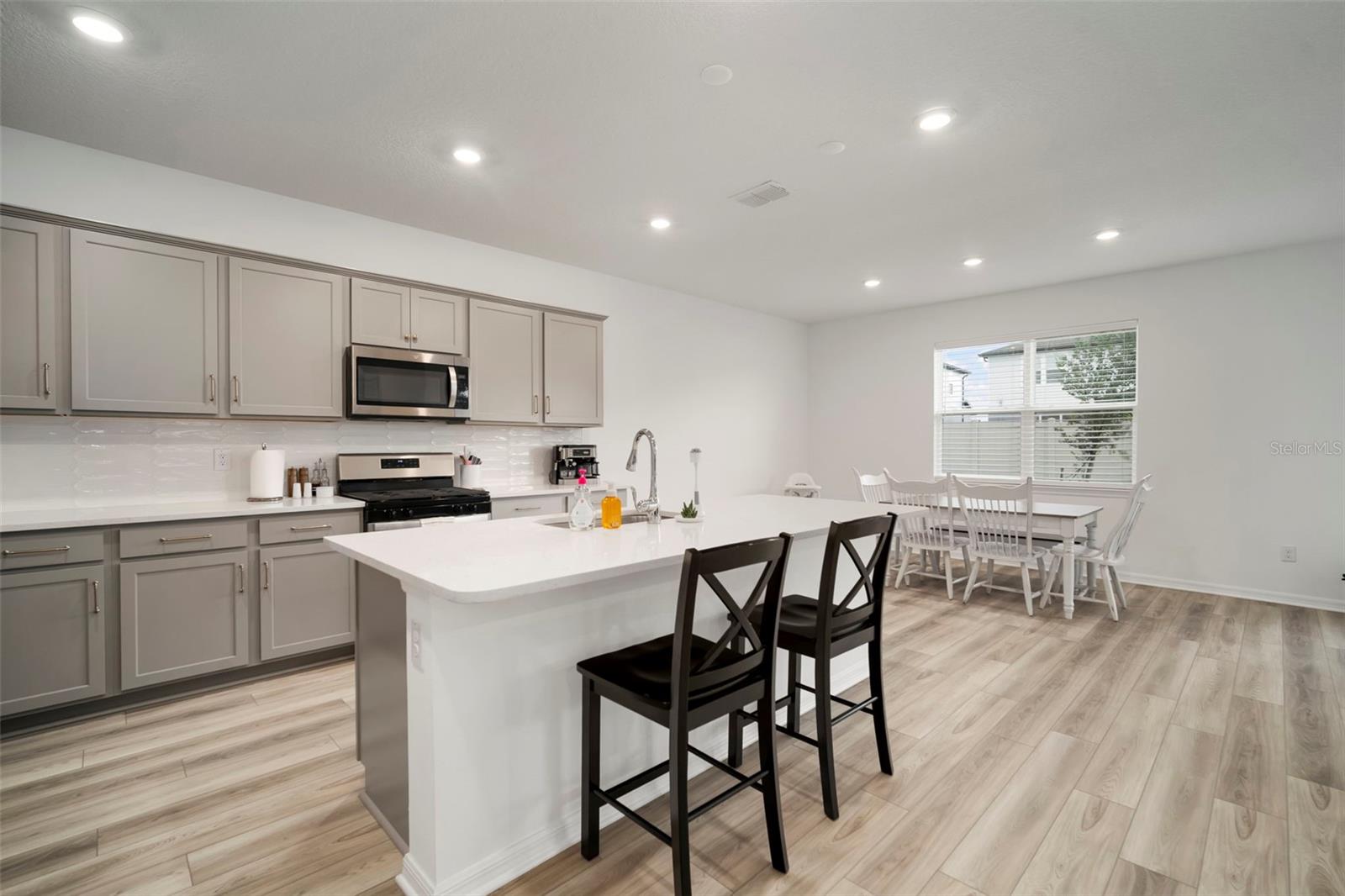 Listing photo id 14 for 3886 Maple Bay Lane