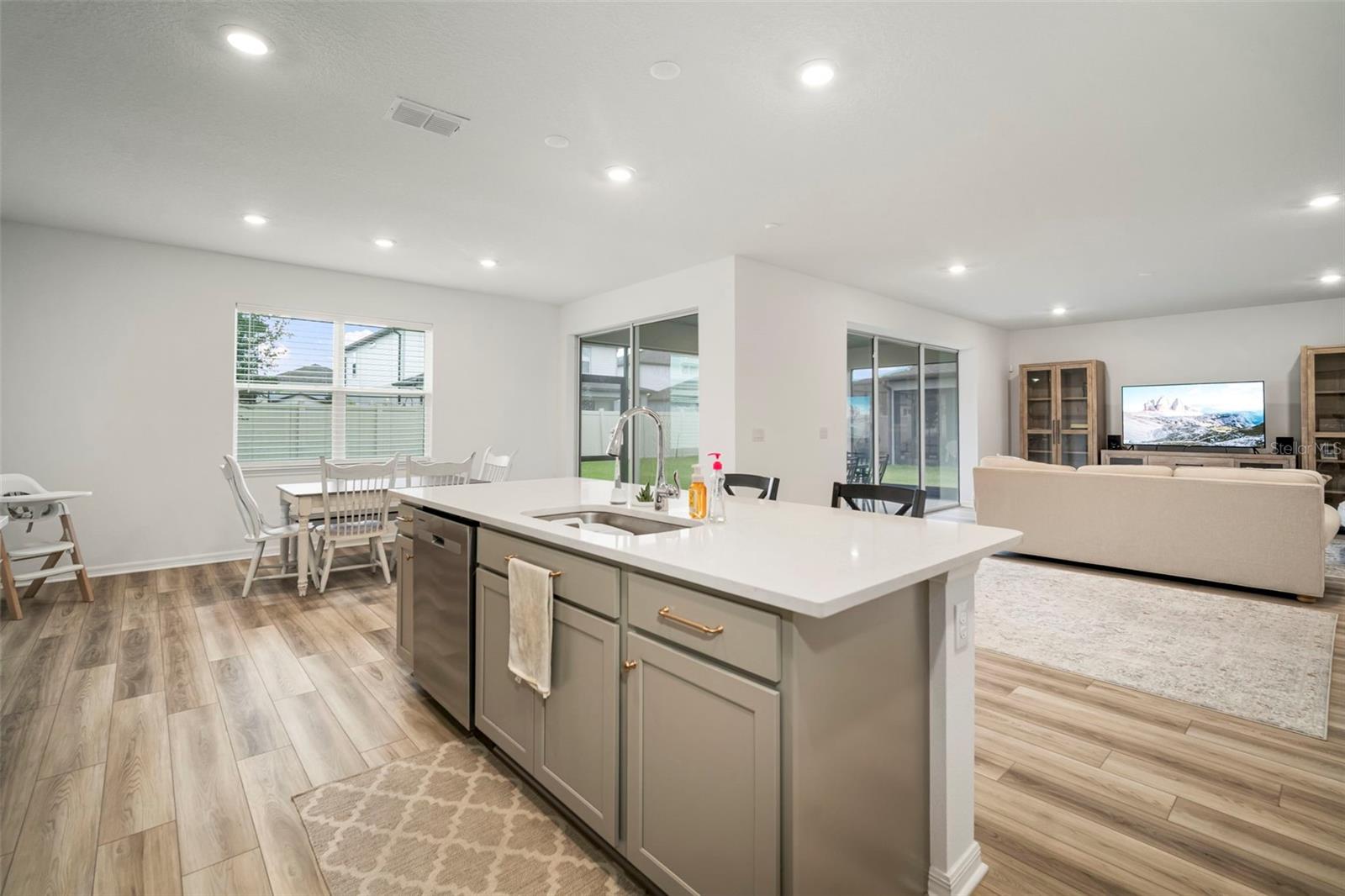 Listing photo id 16 for 3886 Maple Bay Lane