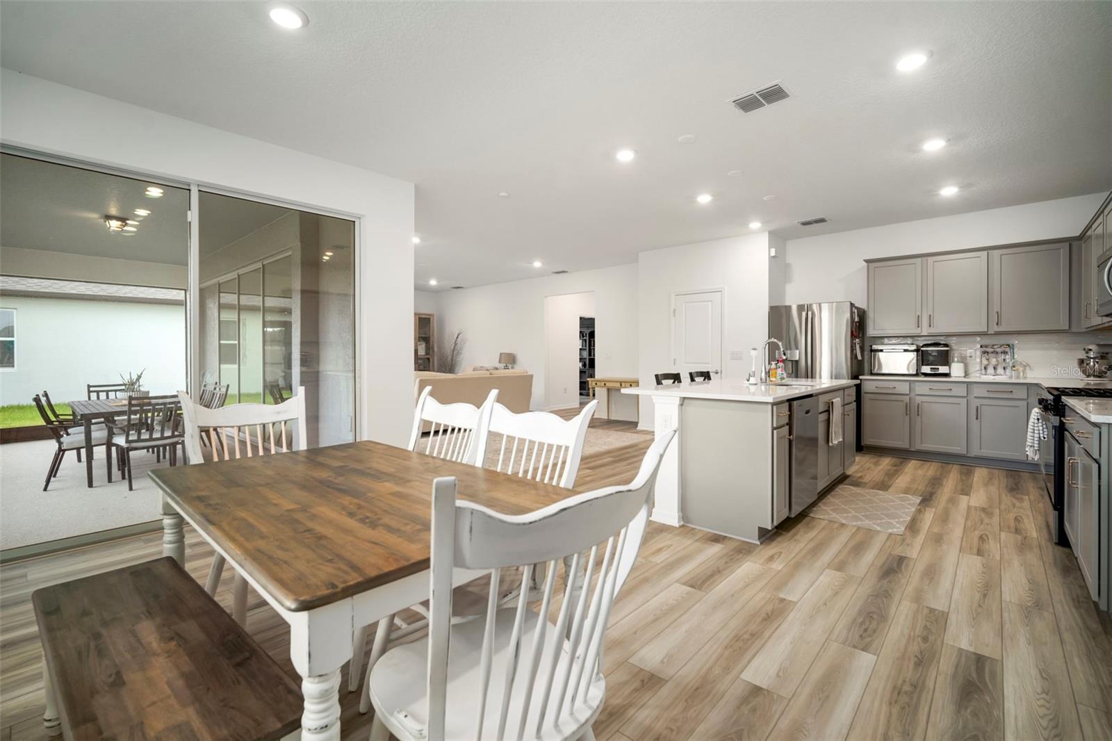 Listing photo id 17 for 3886 Maple Bay Lane