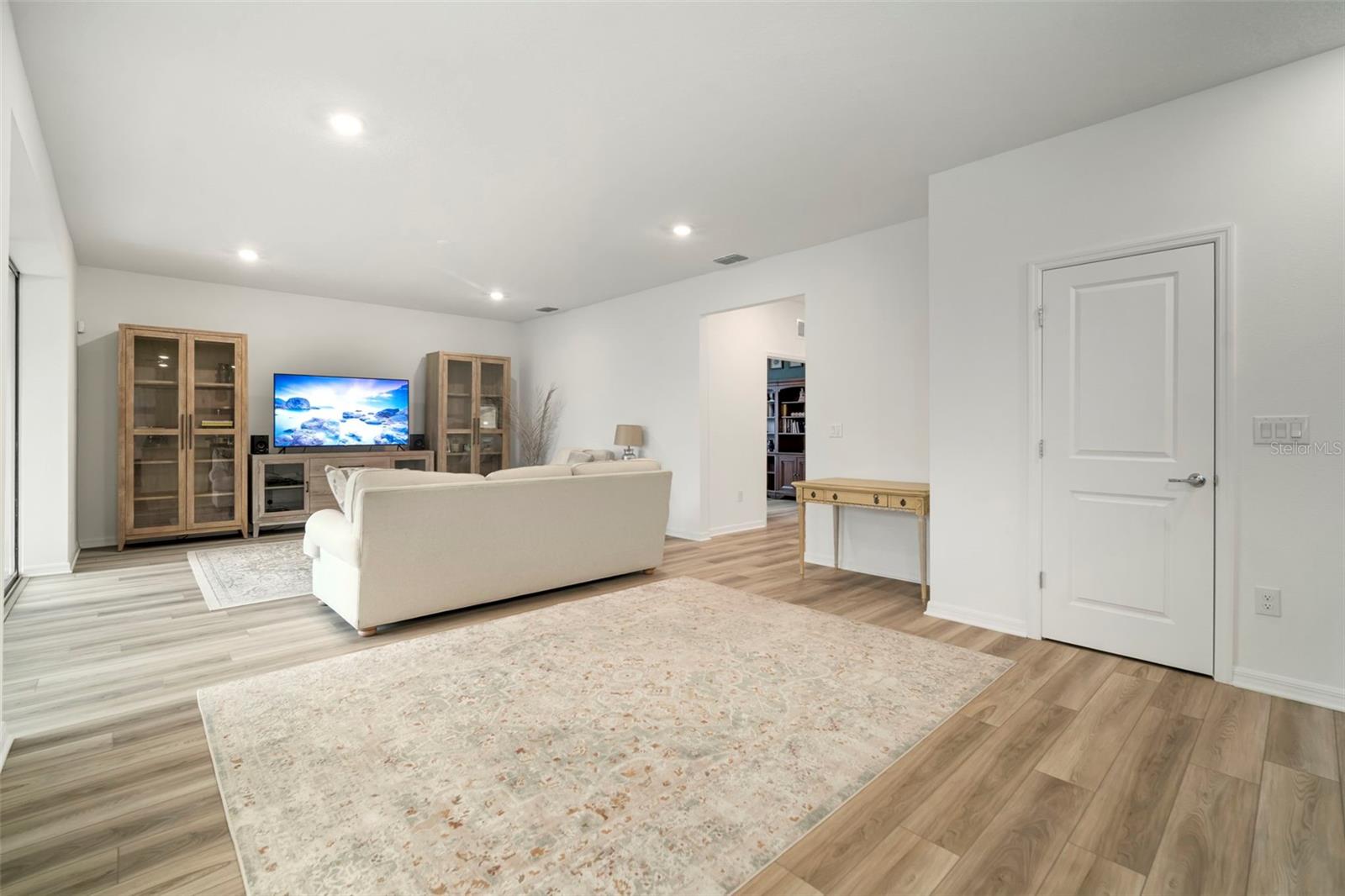 Listing photo id 3 for 3886 Maple Bay Lane