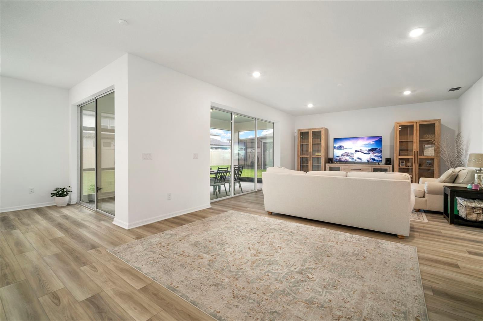 Listing photo id 4 for 3886 Maple Bay Lane