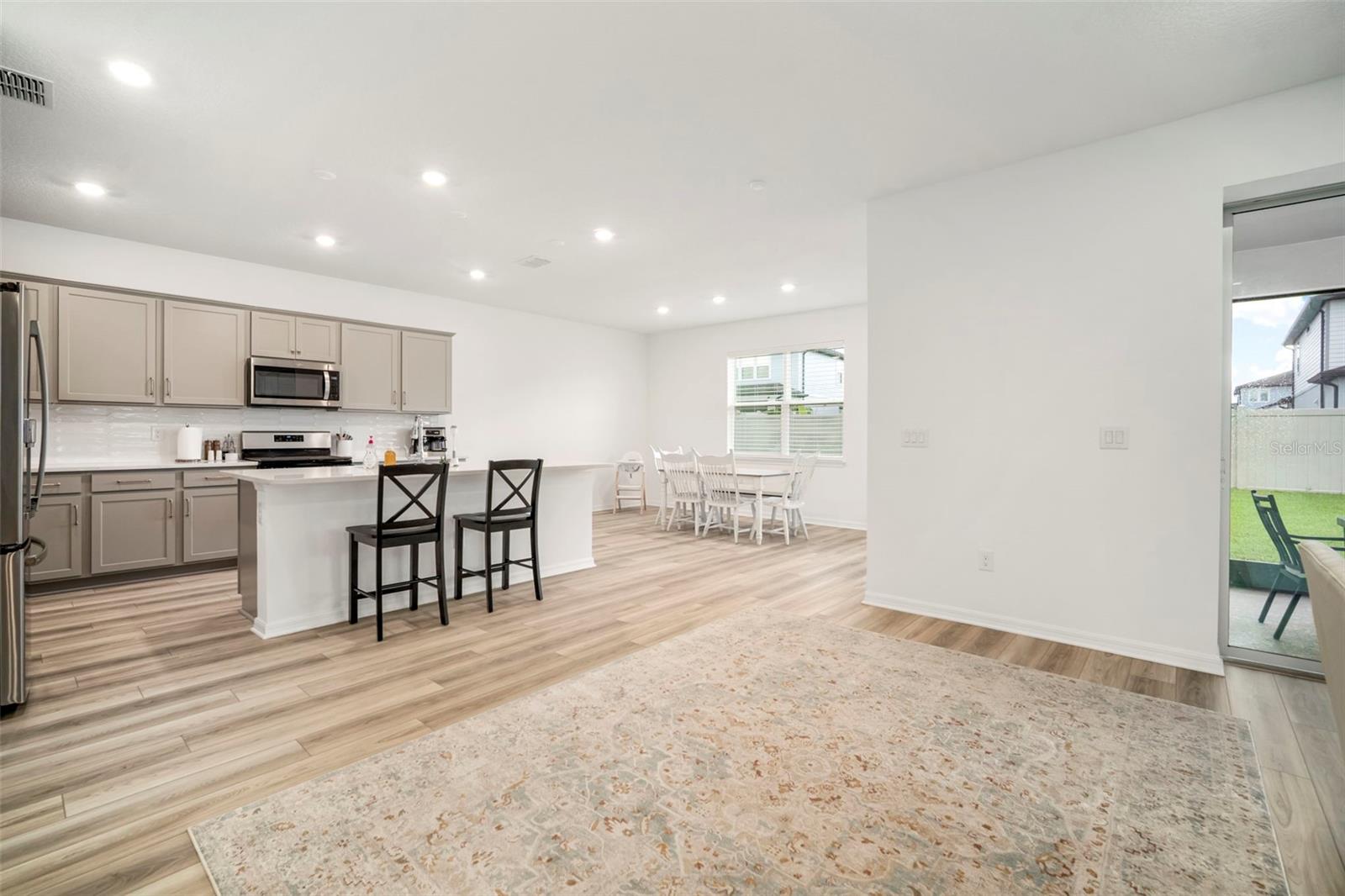 Listing photo id 7 for 3886 Maple Bay Lane