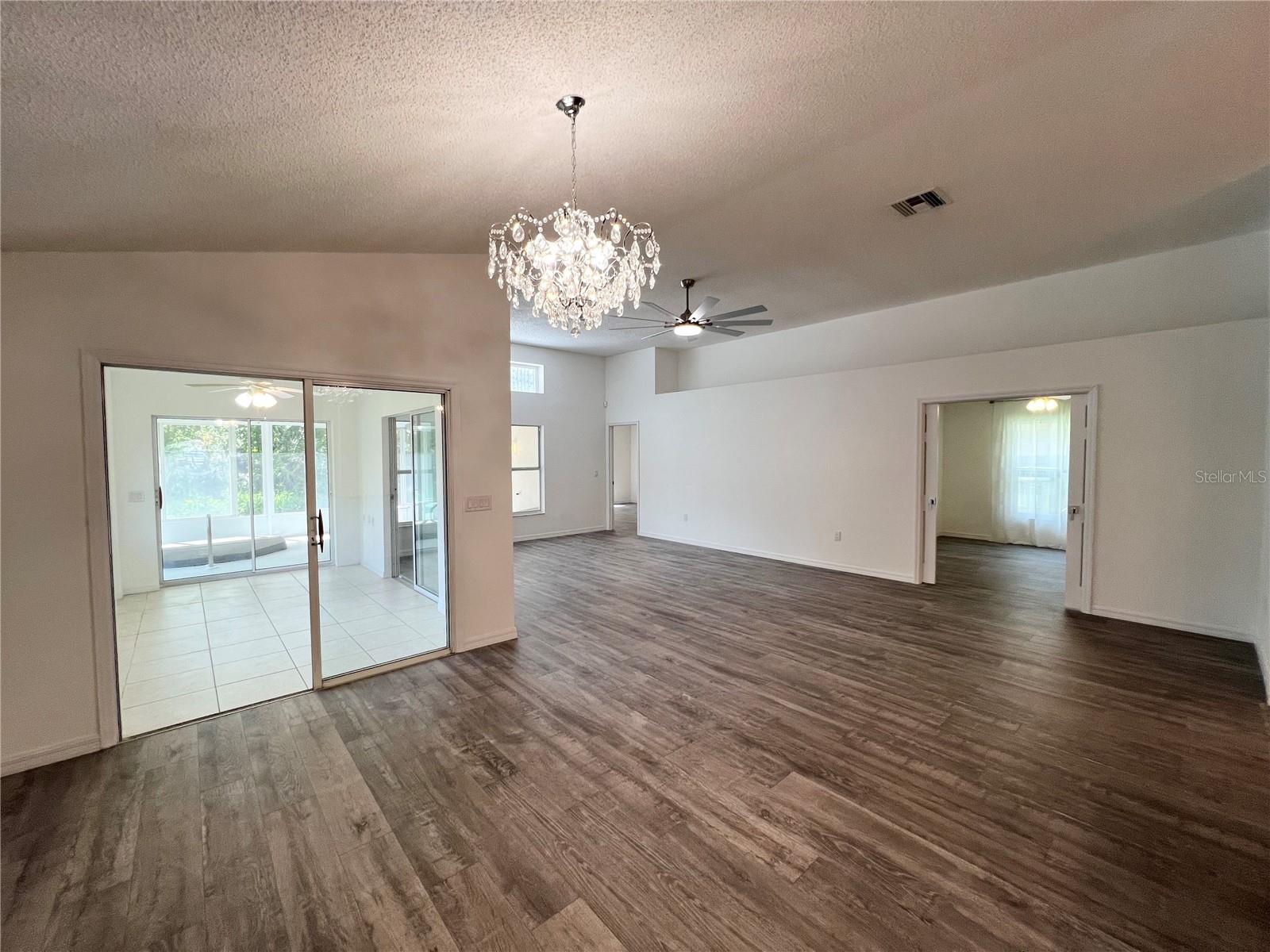 Listing photo id 8 for 1435 Stroud Court