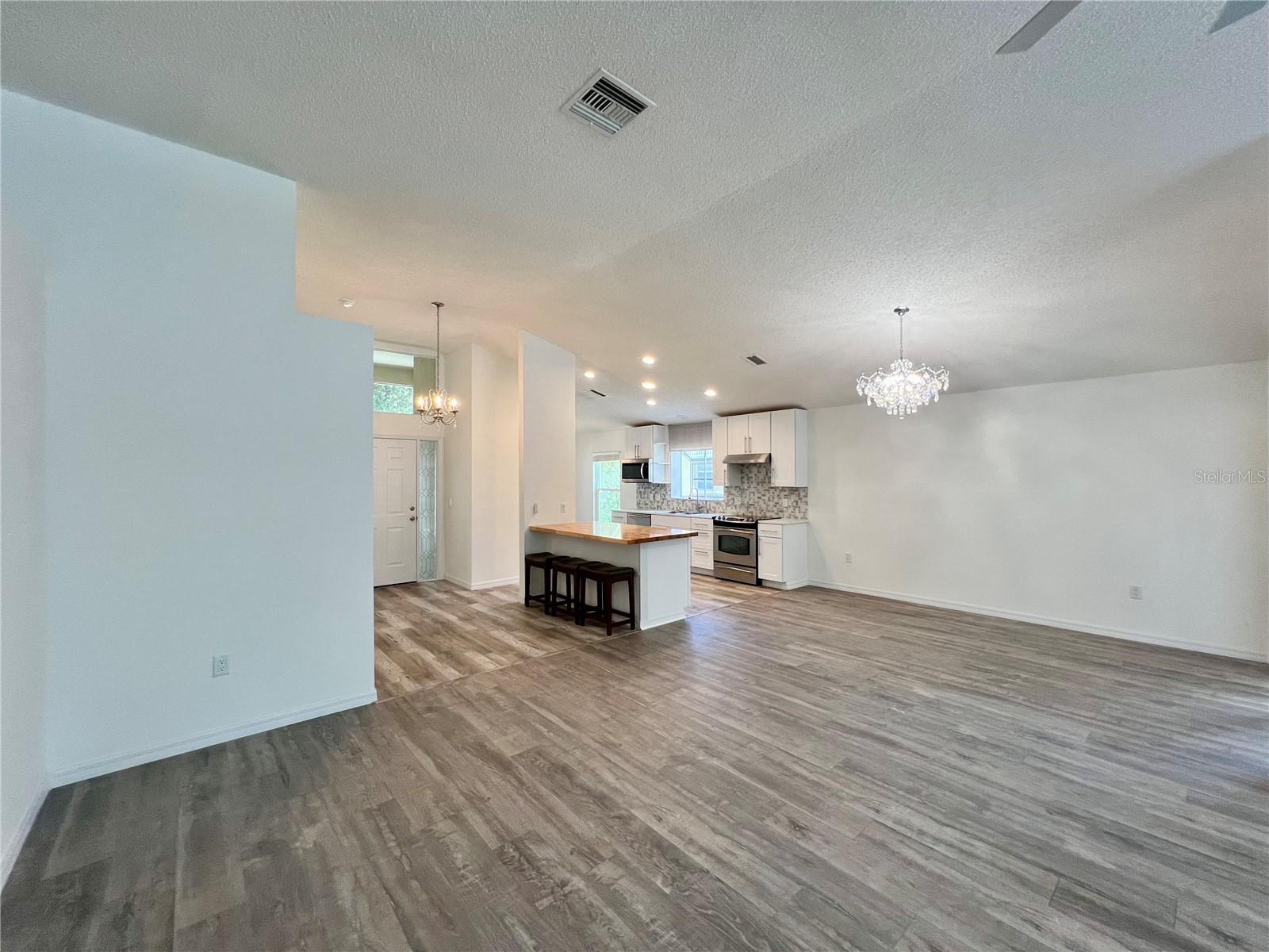 Listing photo id 10 for 1435 Stroud Court