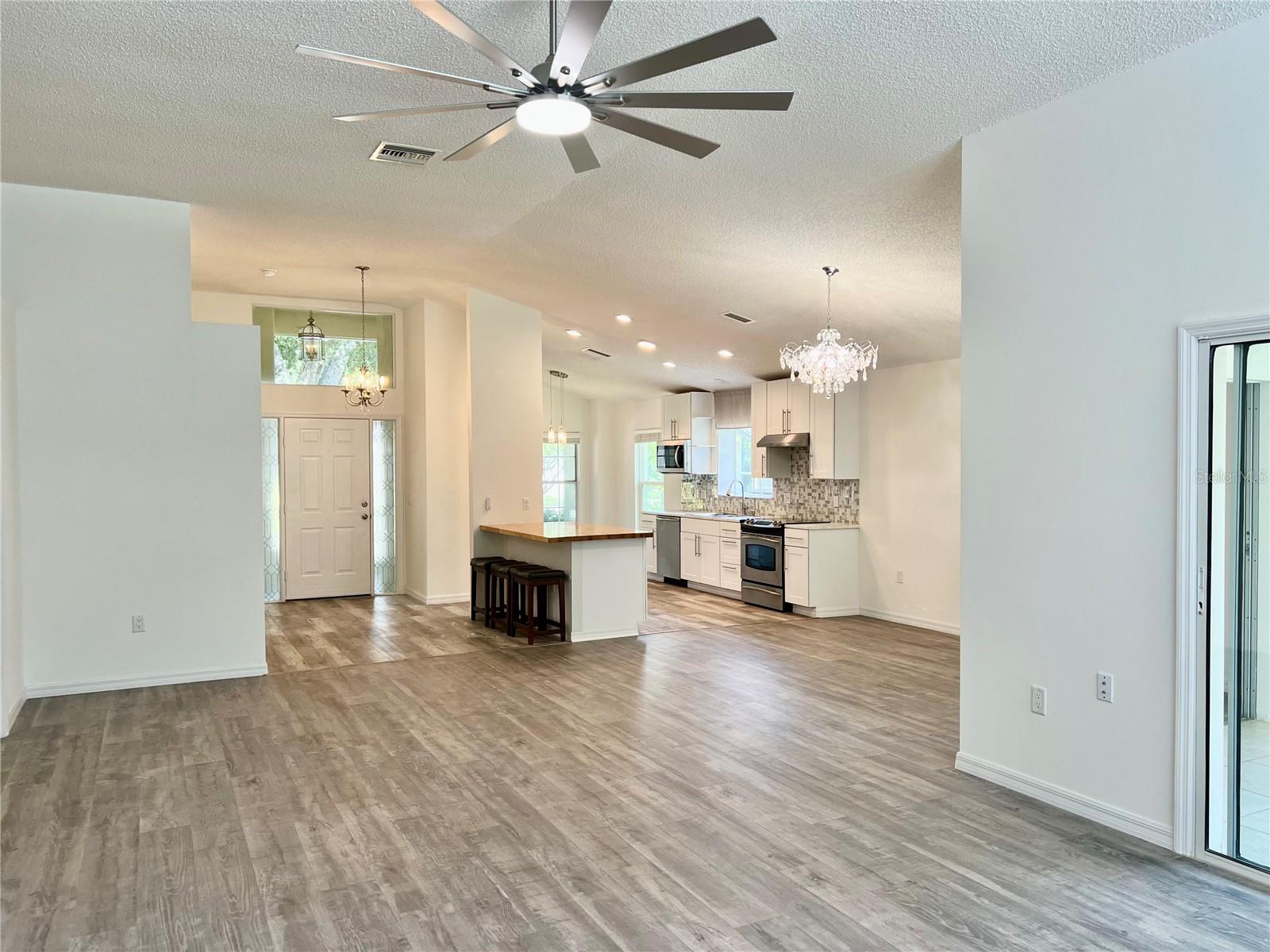 Listing photo id 11 for 1435 Stroud Court
