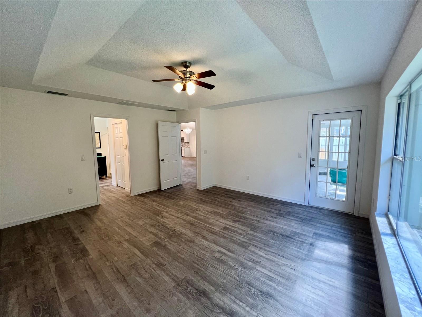 Listing photo id 13 for 1435 Stroud Court