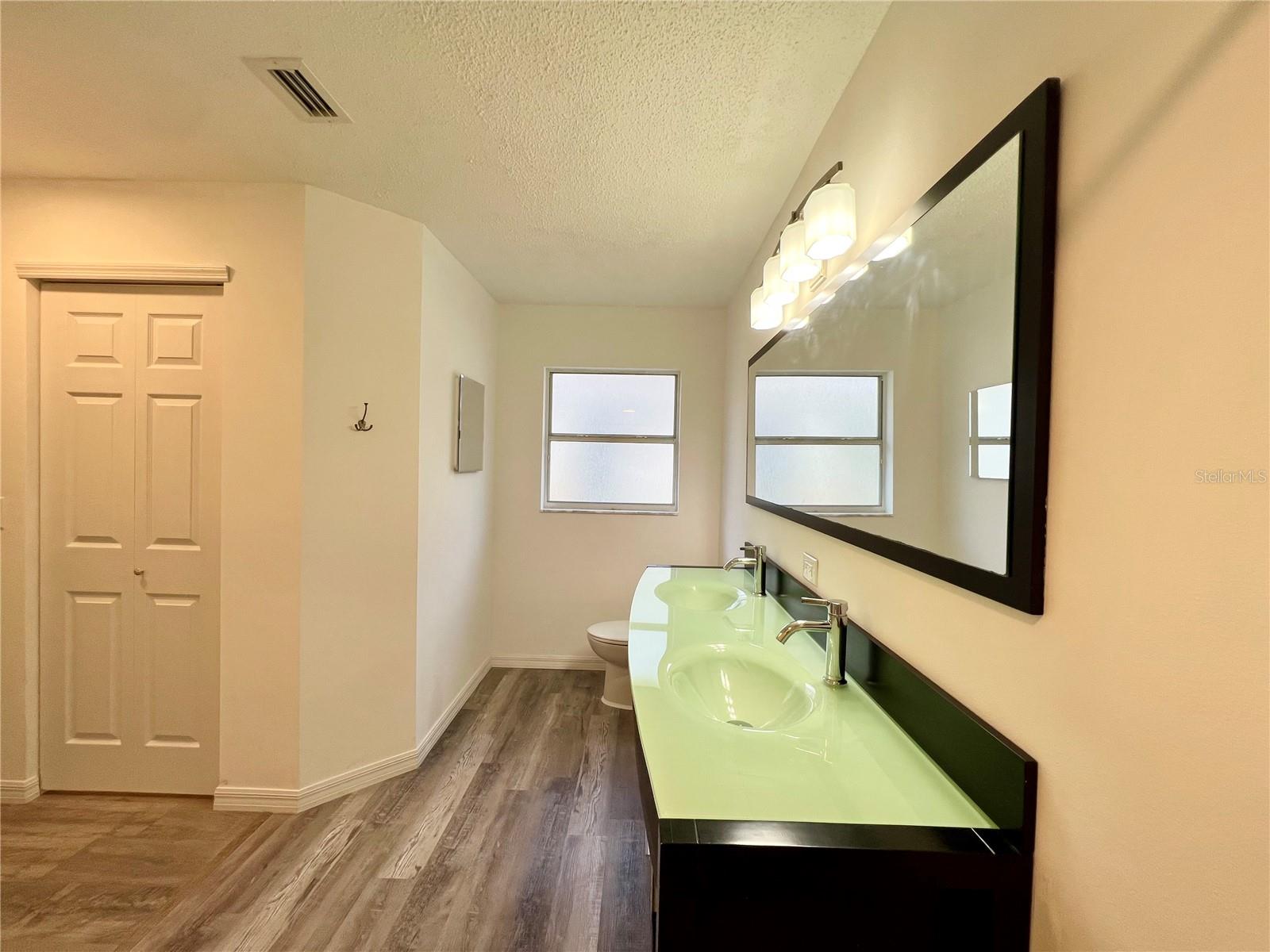 Listing photo id 16 for 1435 Stroud Court