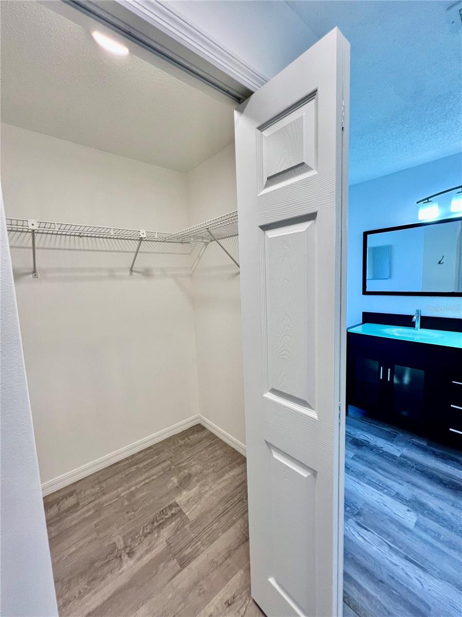 Listing photo id 17 for 1435 Stroud Court