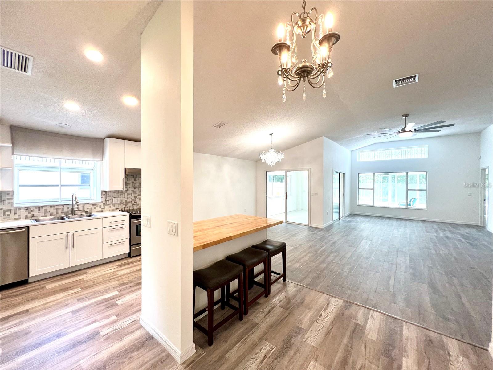 Listing photo id 1 for 1435 Stroud Court