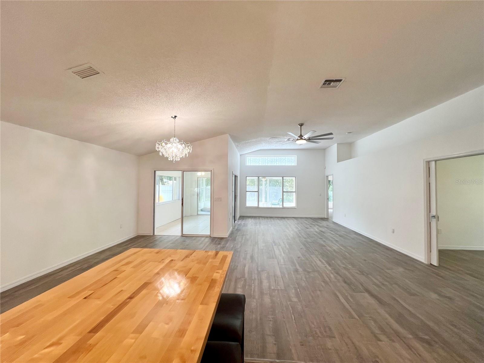 Listing photo id 2 for 1435 Stroud Court