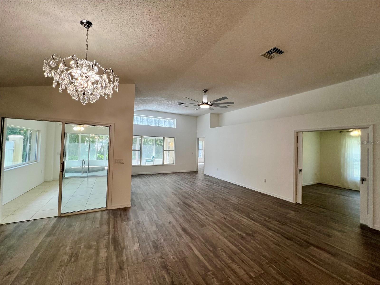 Listing photo id 4 for 1435 Stroud Court