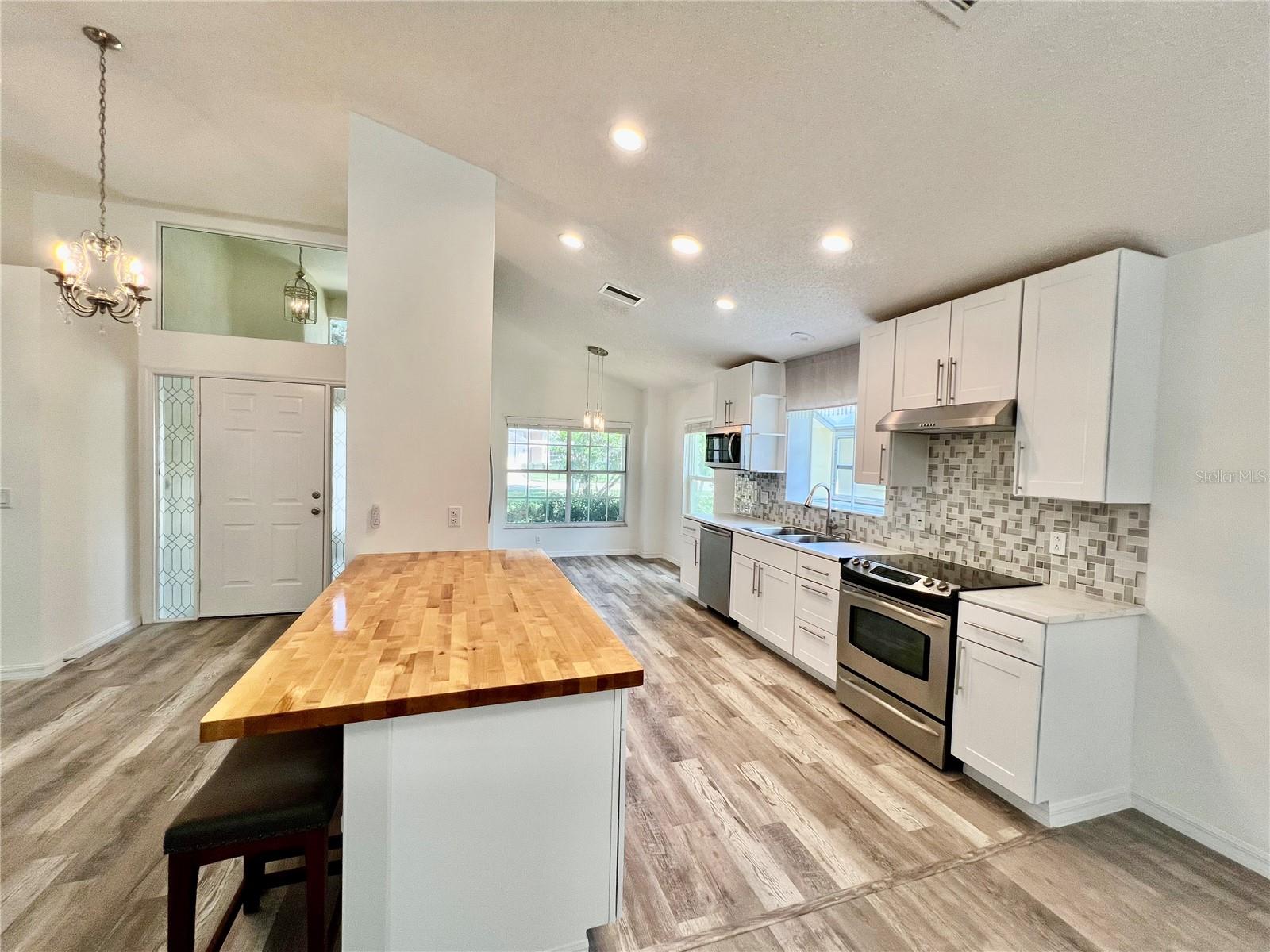 Listing photo id 5 for 1435 Stroud Court