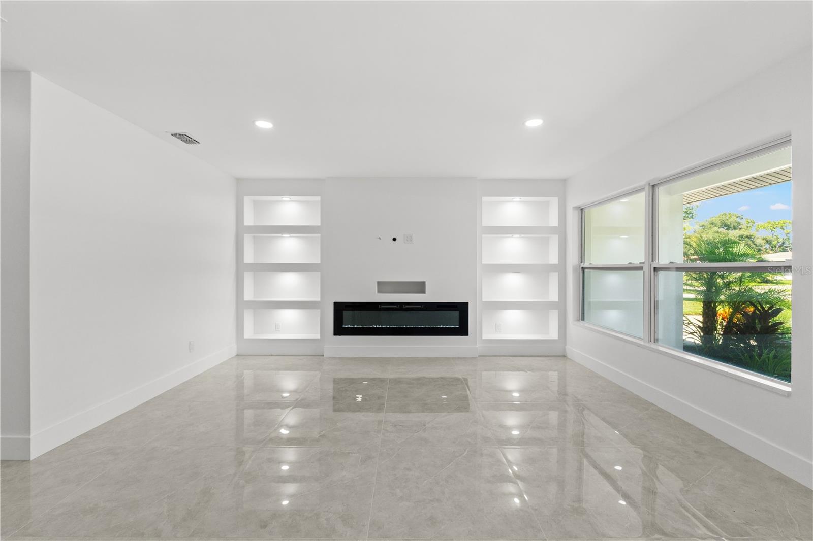 Listing photo id 10 for 2528 Columbus Way S